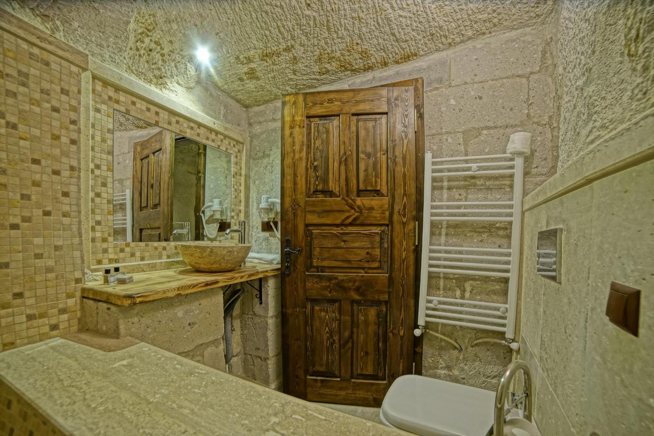 Zeus Cave Suites - Image 5