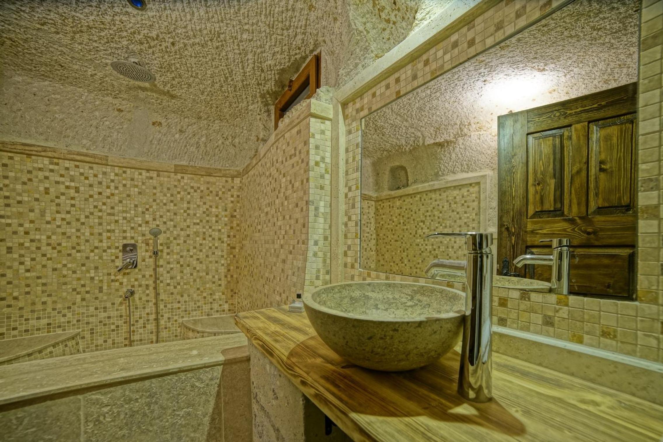 Zeus Cave Suites - Image 6