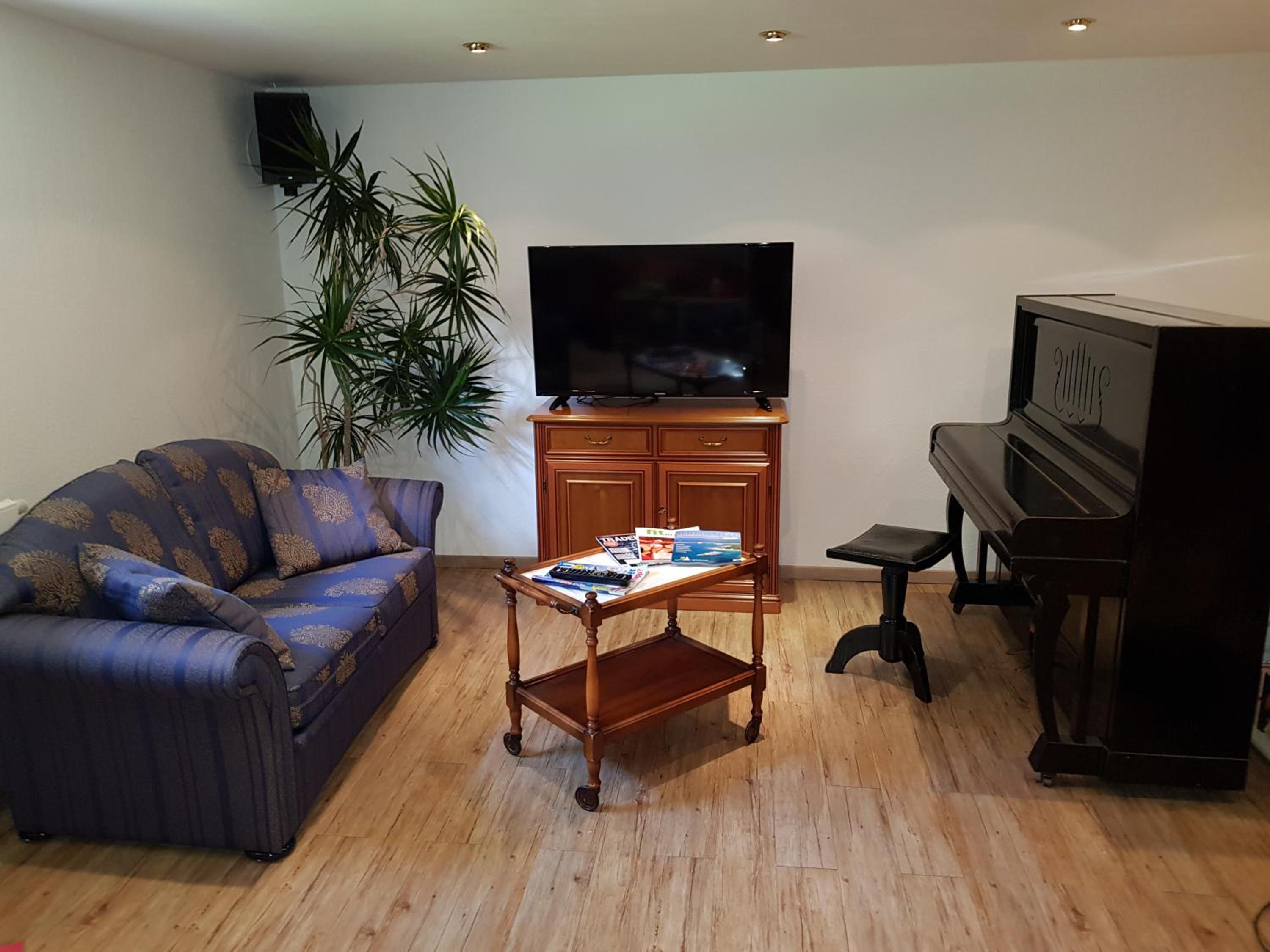 4 Sterne Souterrain Apartment Alt-Mariendorf