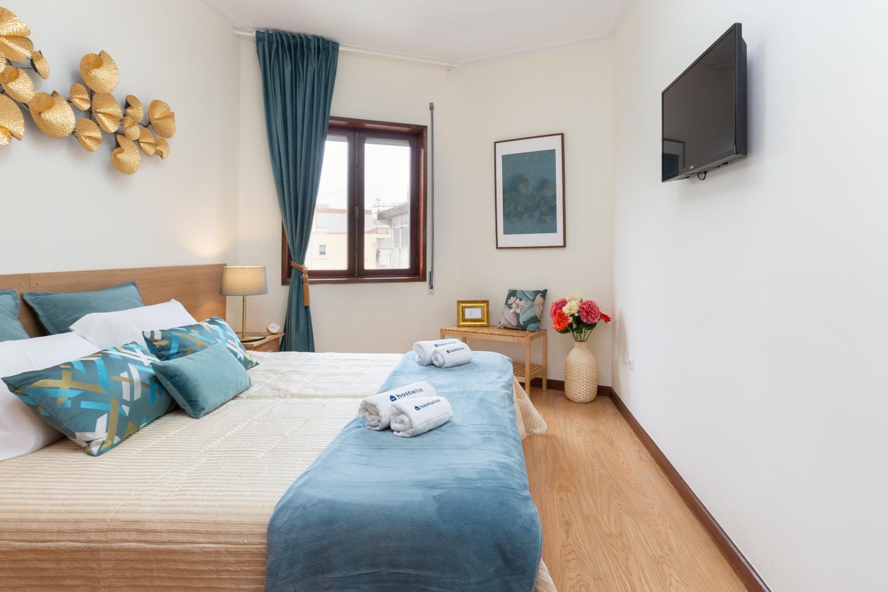 Host Wise - Deluxe Bright Flat with Netflix view 2