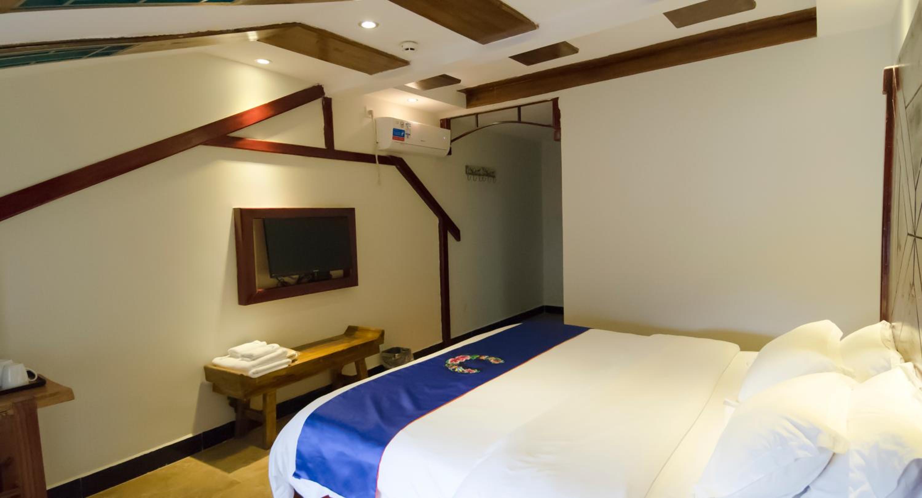 Fenghuang Tujia Ethnic Minority River View Hotel