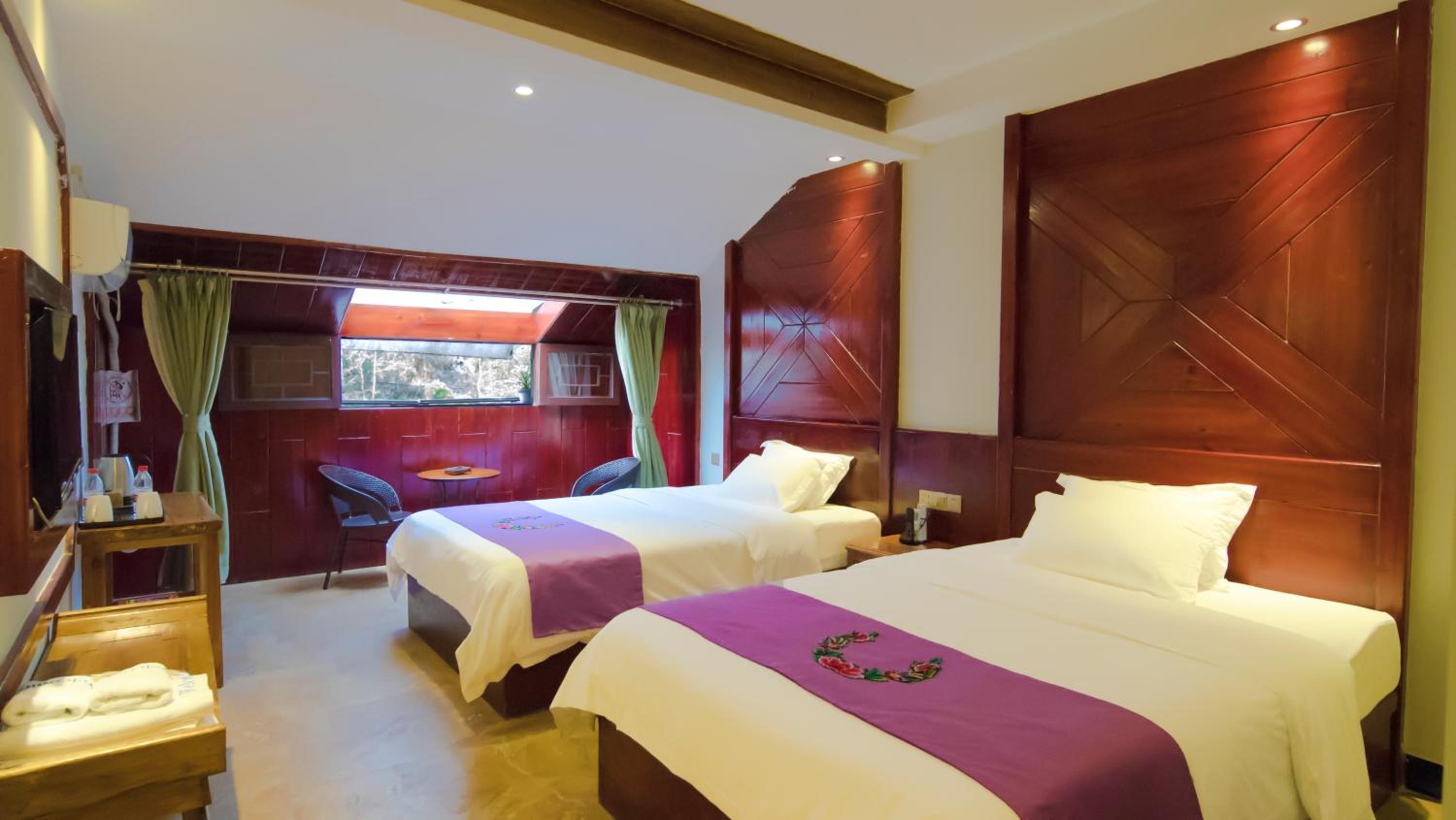 Fenghuang Tujia Ethnic Minority River View Hotel