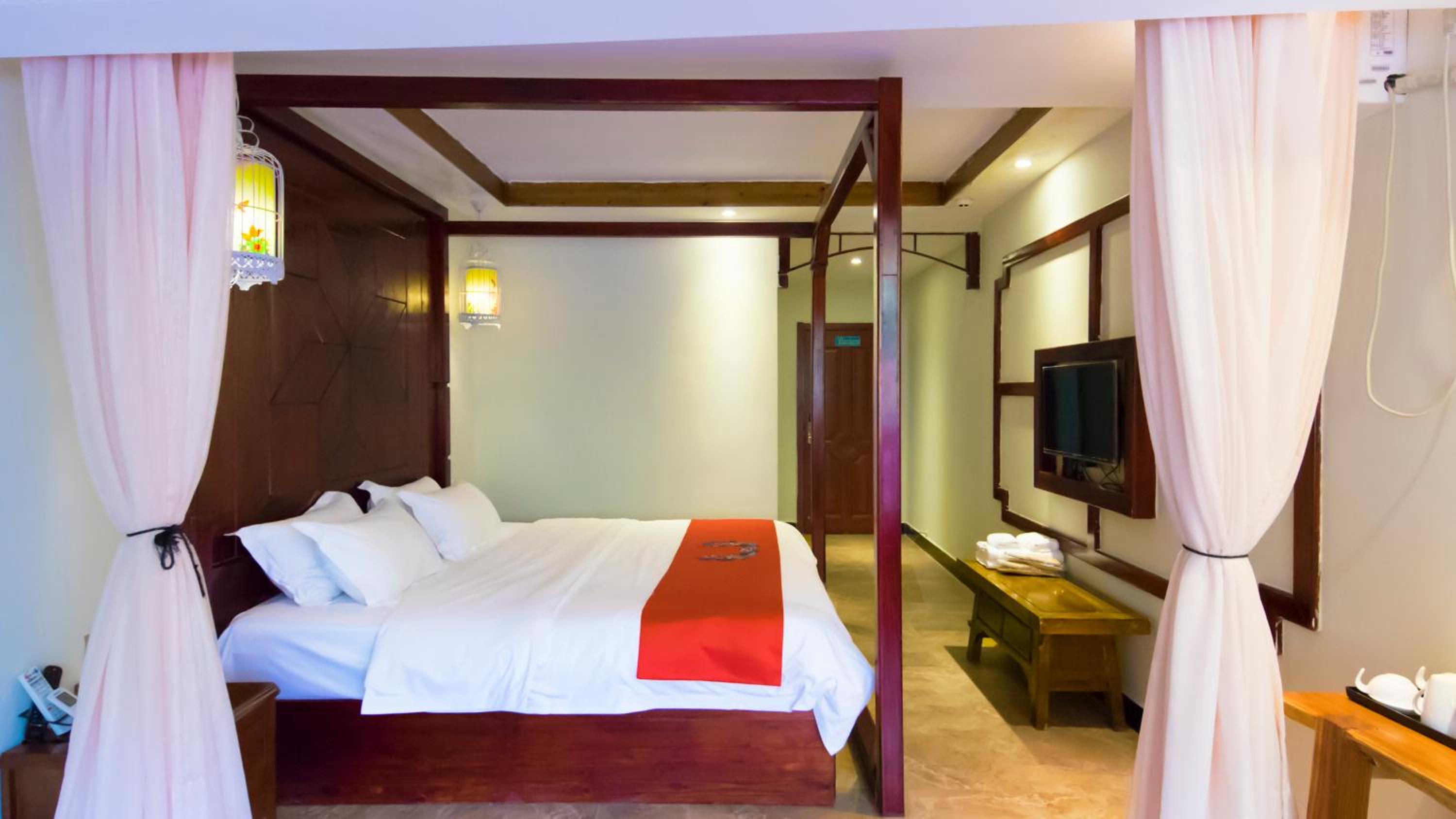 Fenghuang Tujia Ethnic Minority River View Hotel