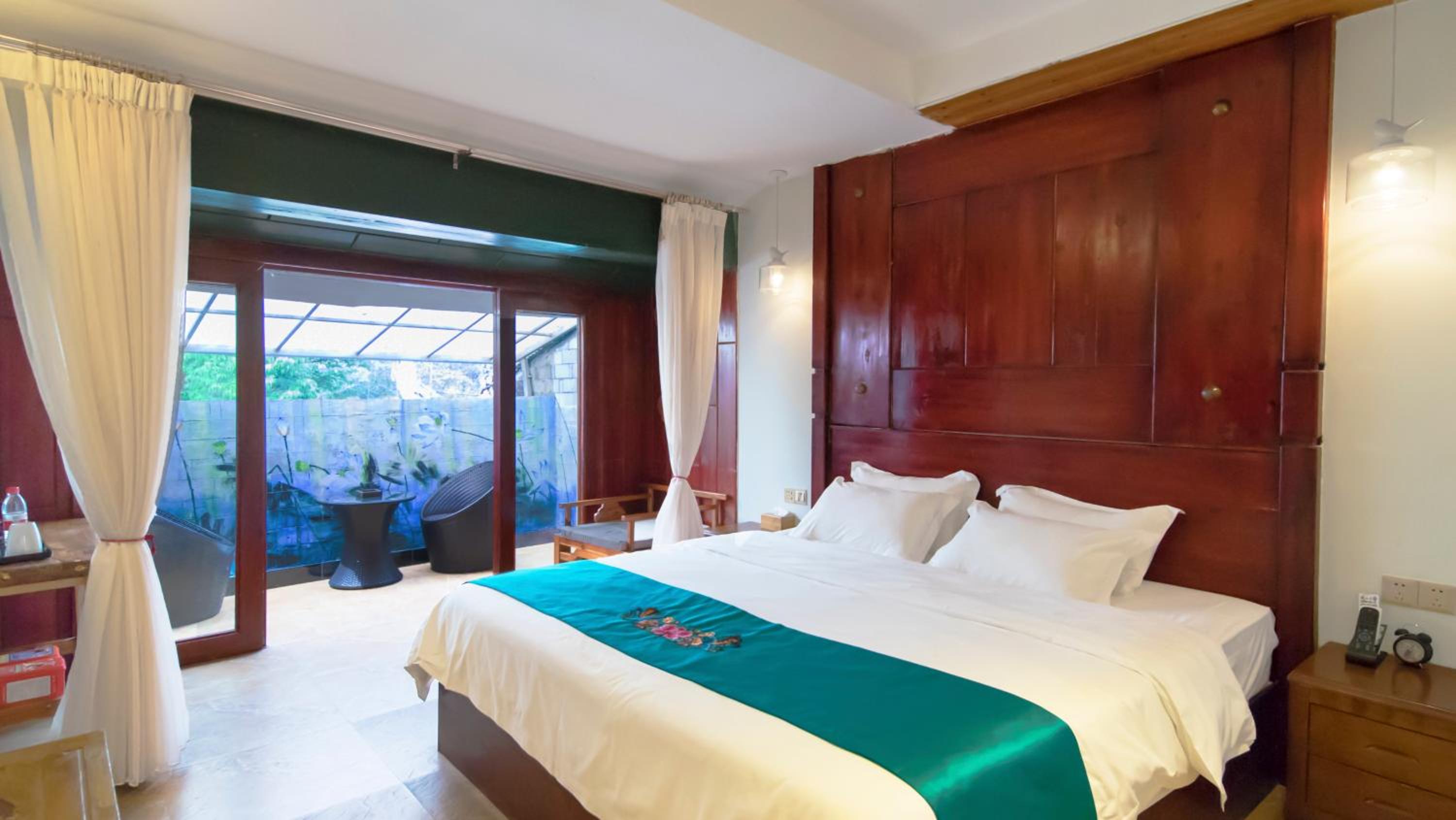 Fenghuang Tujia Ethnic Minority River View Hotel