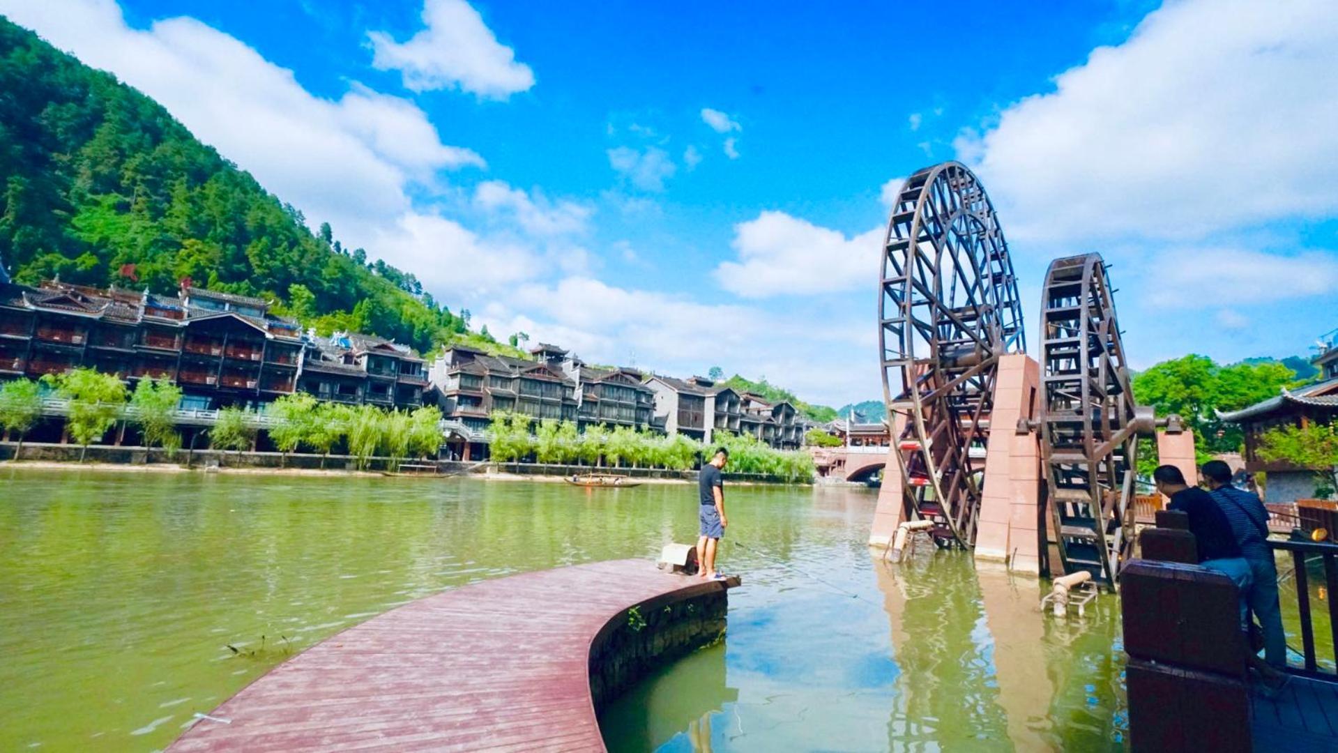 Fenghuang Tujia Ethnic Minority River View Hotel