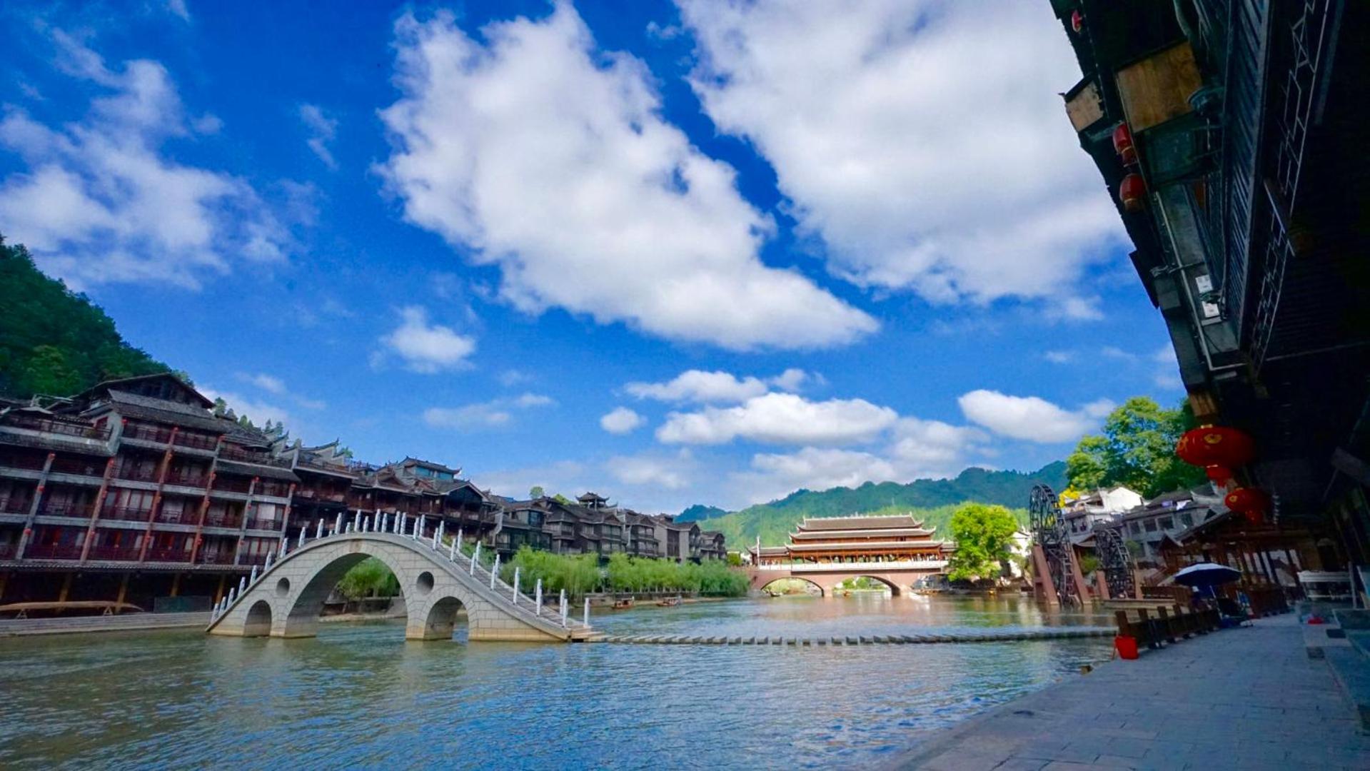 Fenghuang Tujia Ethnic Minority River View Hotel