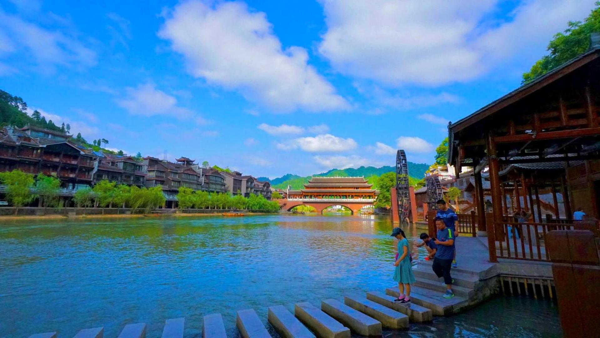 Fenghuang Tujia Ethnic Minority River View Hotel