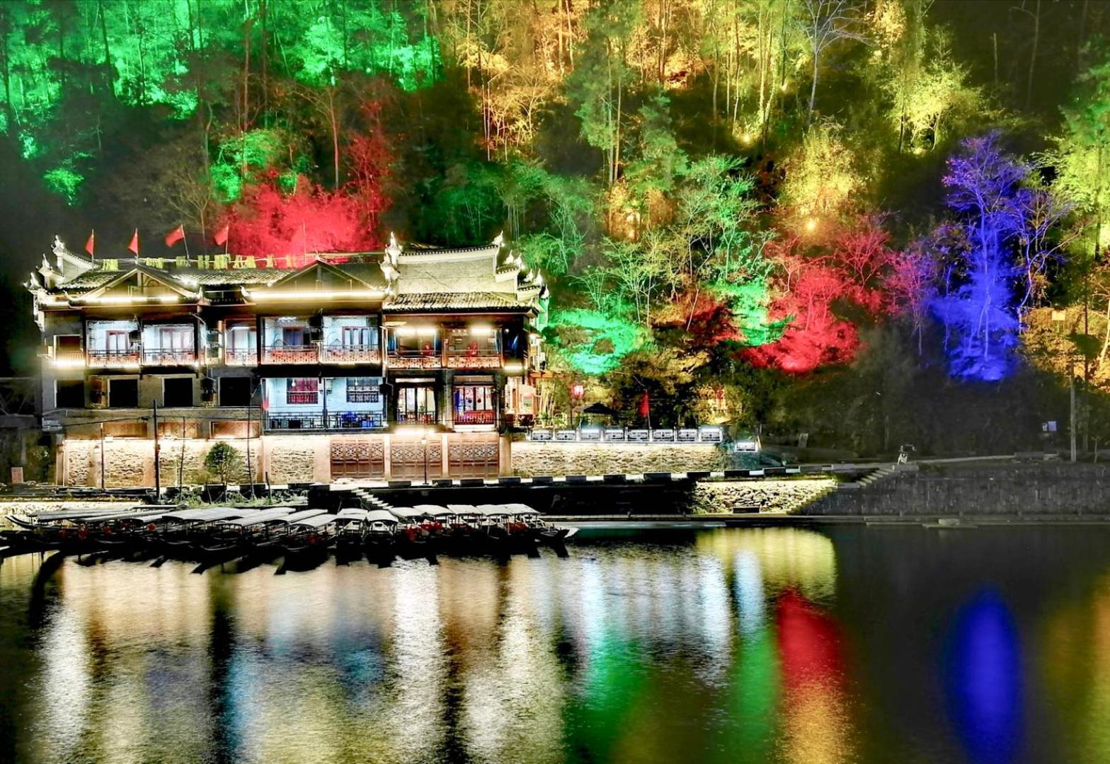 Fenghuang Tujia Ethnic Minority River View Hotel