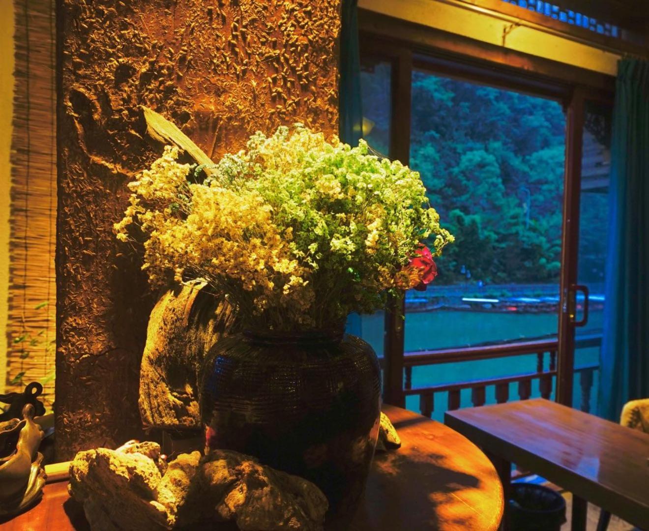 Fenghuang Tujia Ethnic Minority River View Hotel