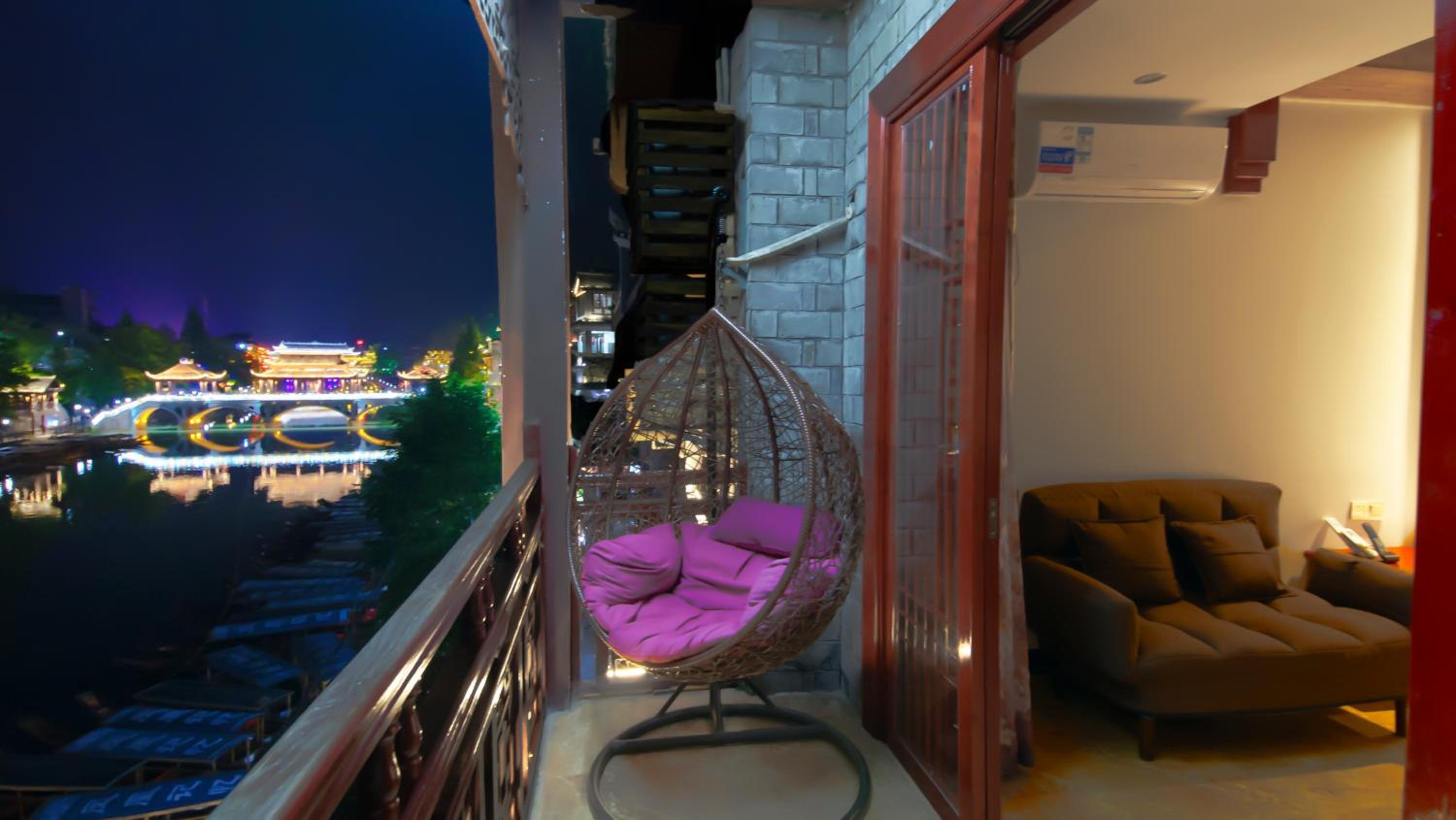 Fenghuang Tujia Ethnic Minority River View Hotel