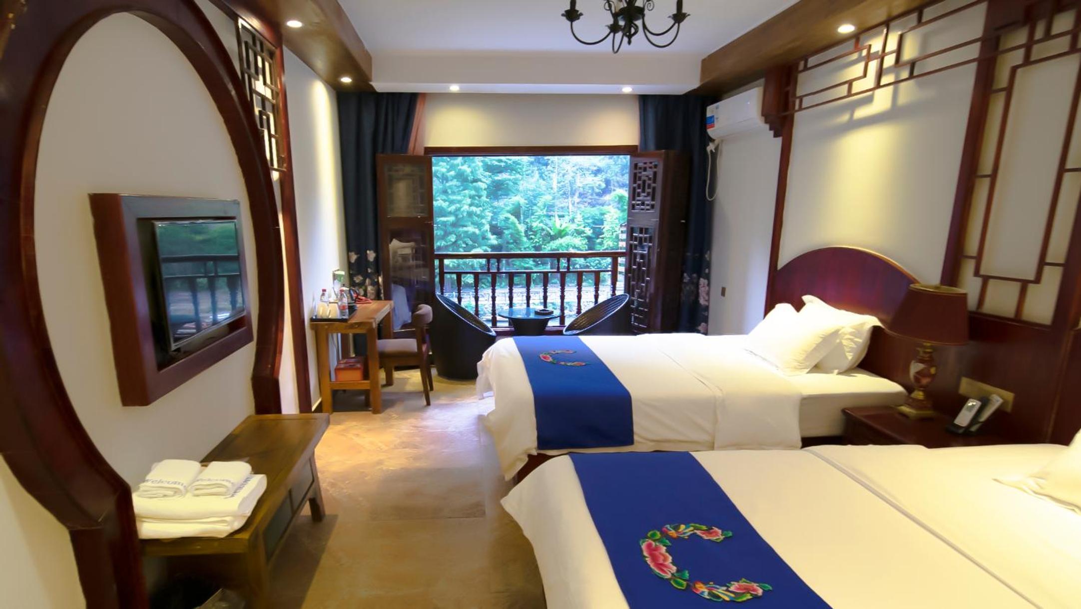 Fenghuang Tujia Ethnic Minority River View Hotel
