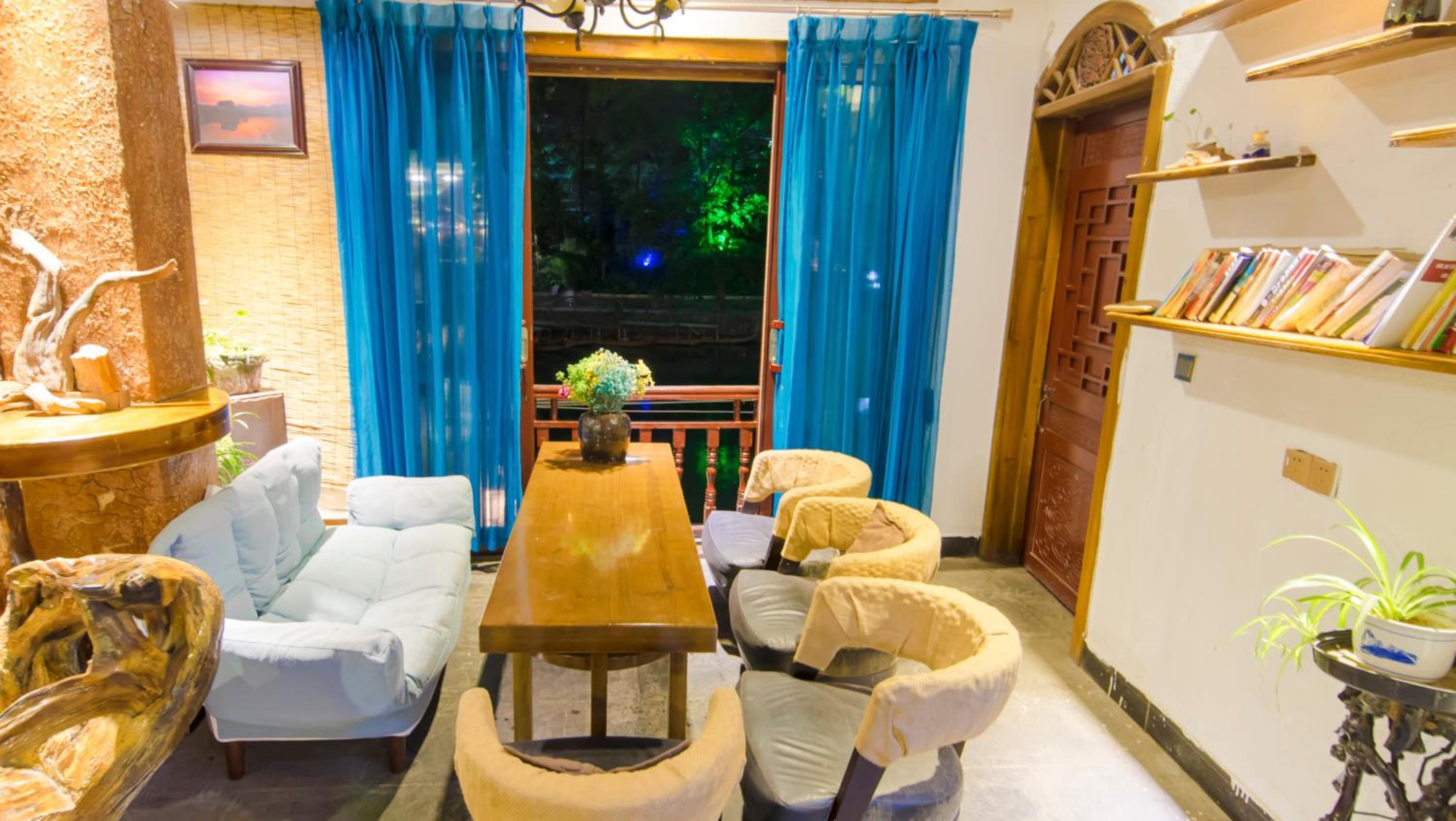 Fenghuang Tujia Ethnic Minority River View Hotel