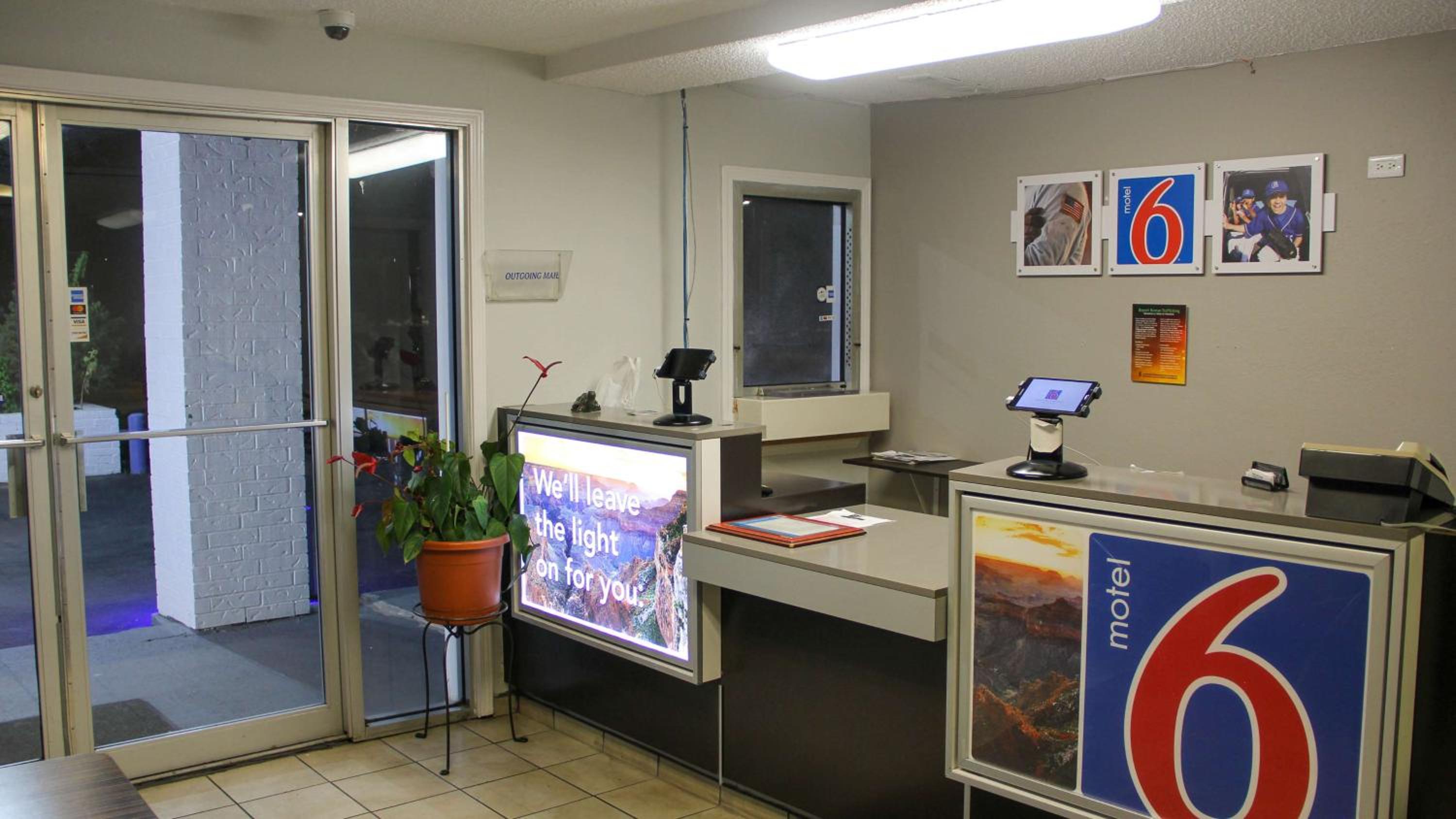 Motel 6-Fayetteville, AR