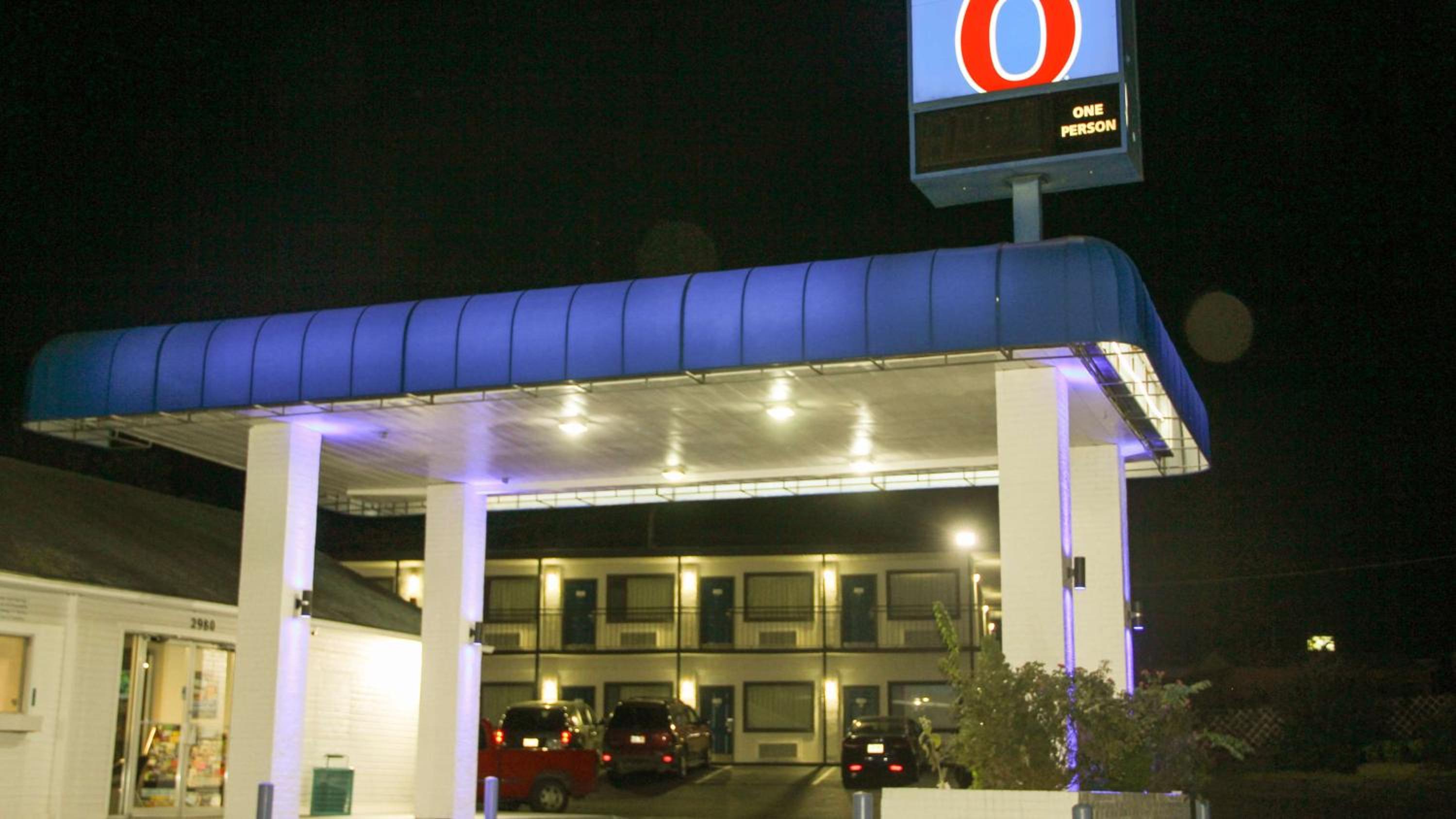 Motel 6-Fayetteville, AR