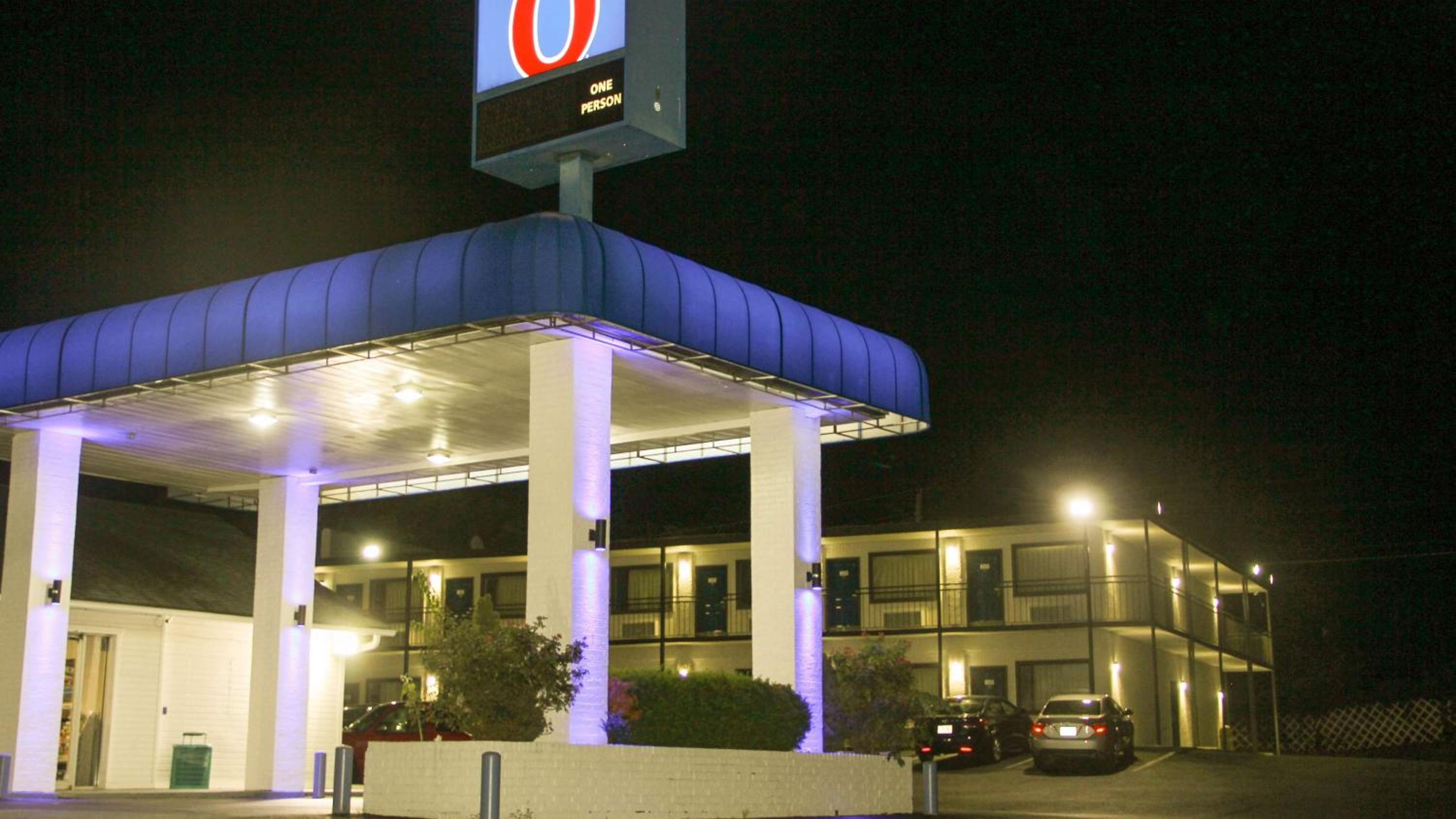 Motel 6-Fayetteville, AR
