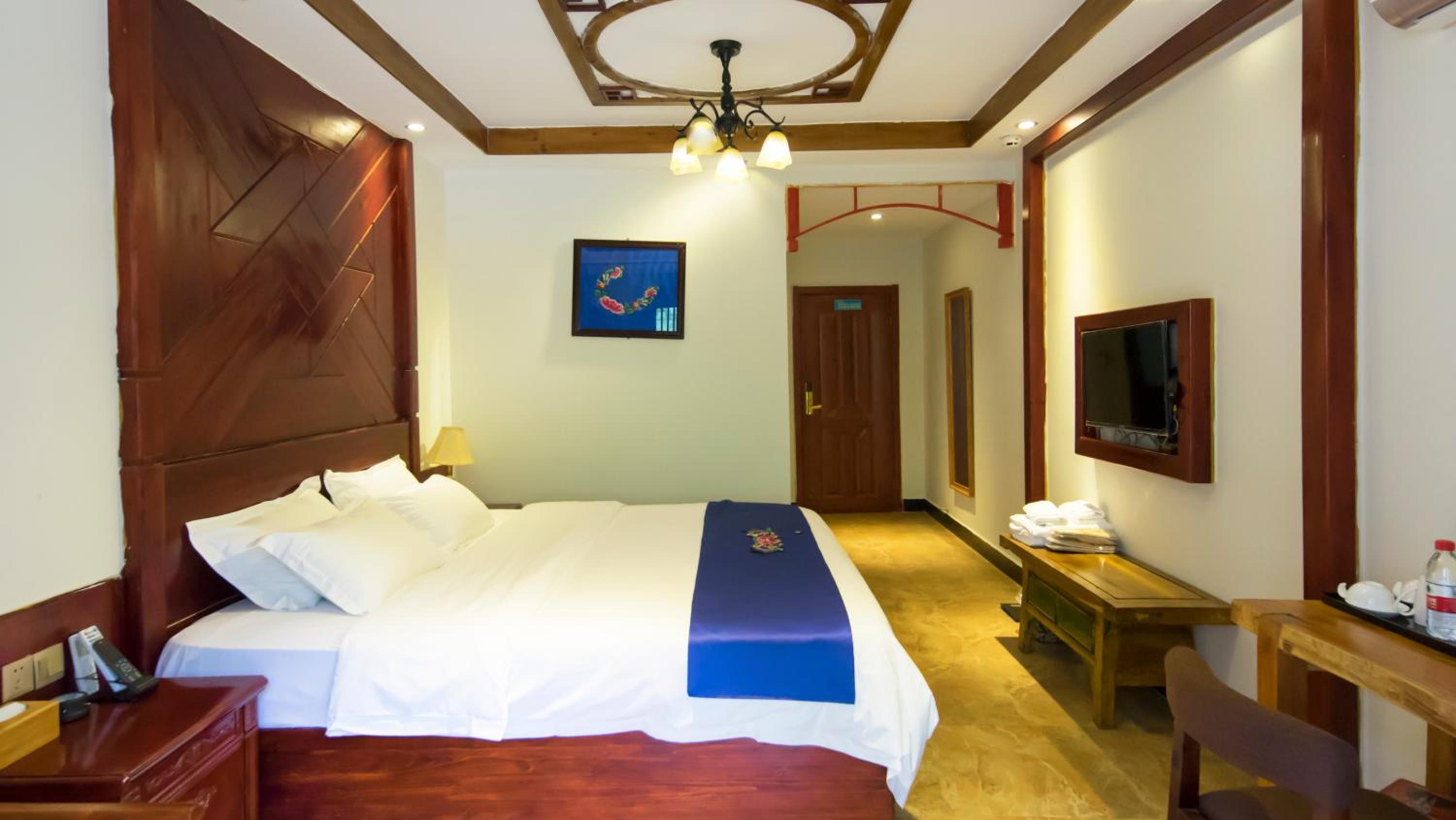 Fenghuang Tujia Ethnic Minority River View Hotel