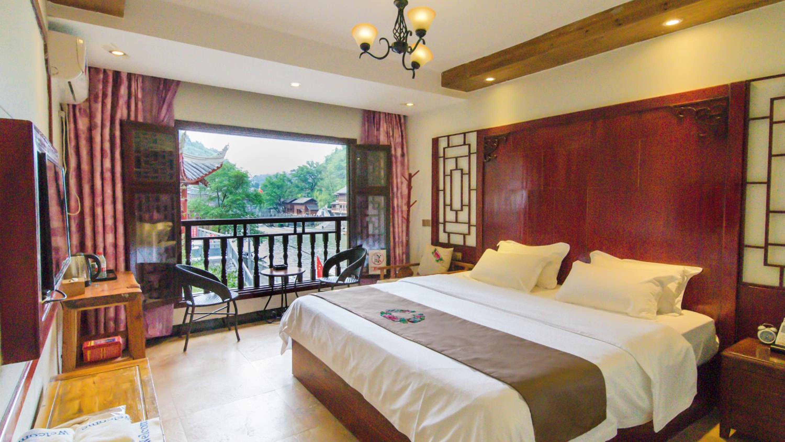 Fenghuang Tujia Ethnic Minority River View Hotel