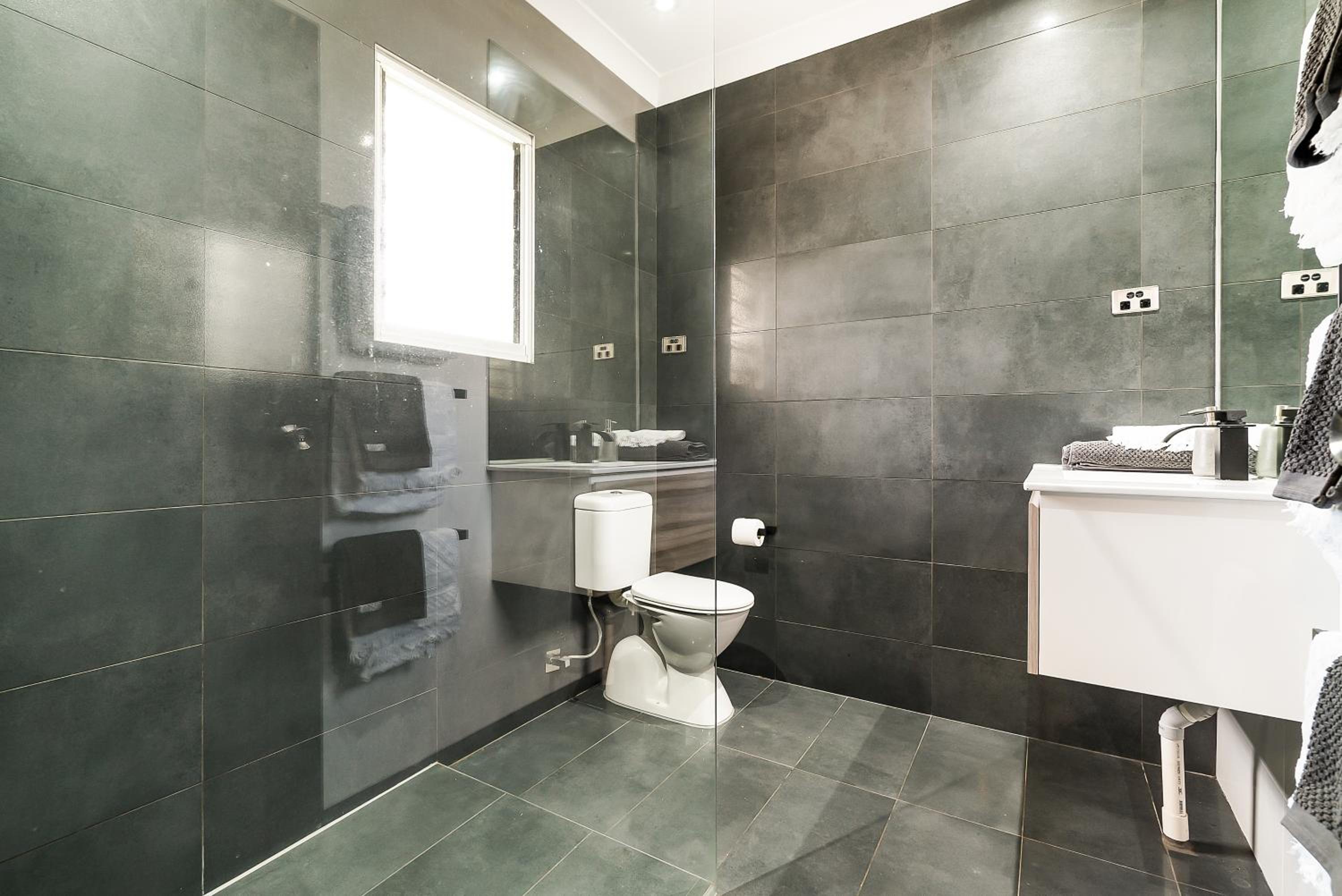 4 BDR Gardens Escape Inner City Townhouse with Secure Parking and Spa