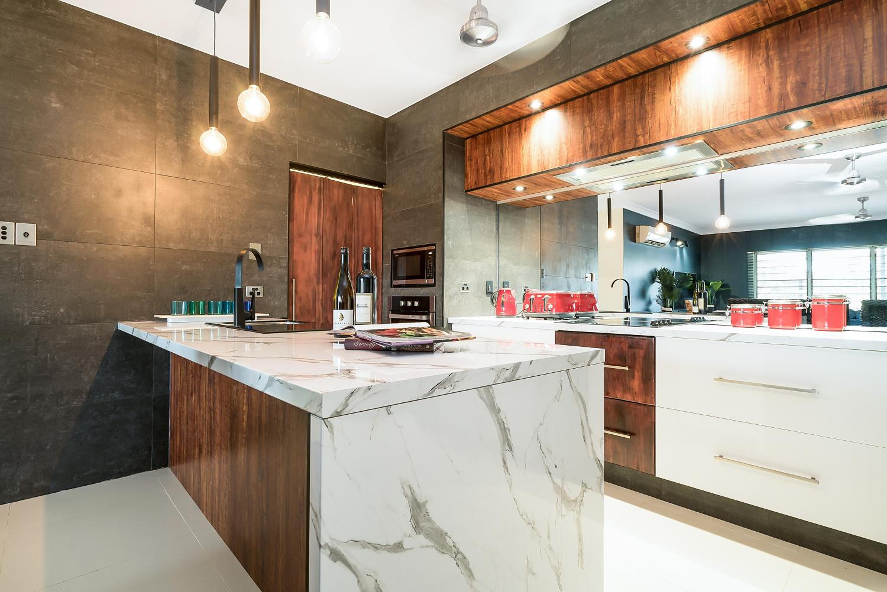 4 BDR Gardens Escape Inner City Townhouse with Secure Parking and Spa
