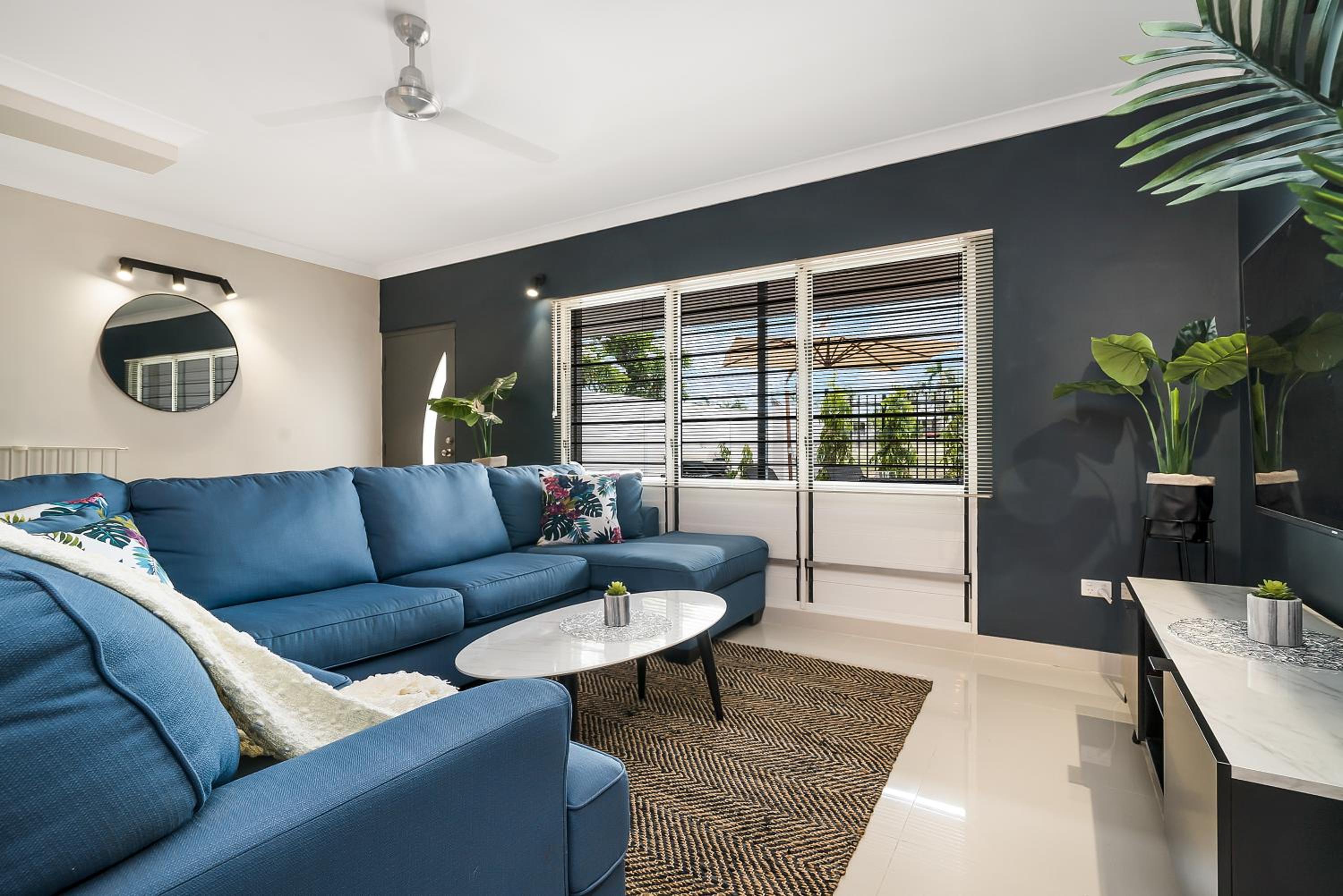4 BDR Gardens Escape Inner City Townhouse with Secure Parking and Spa