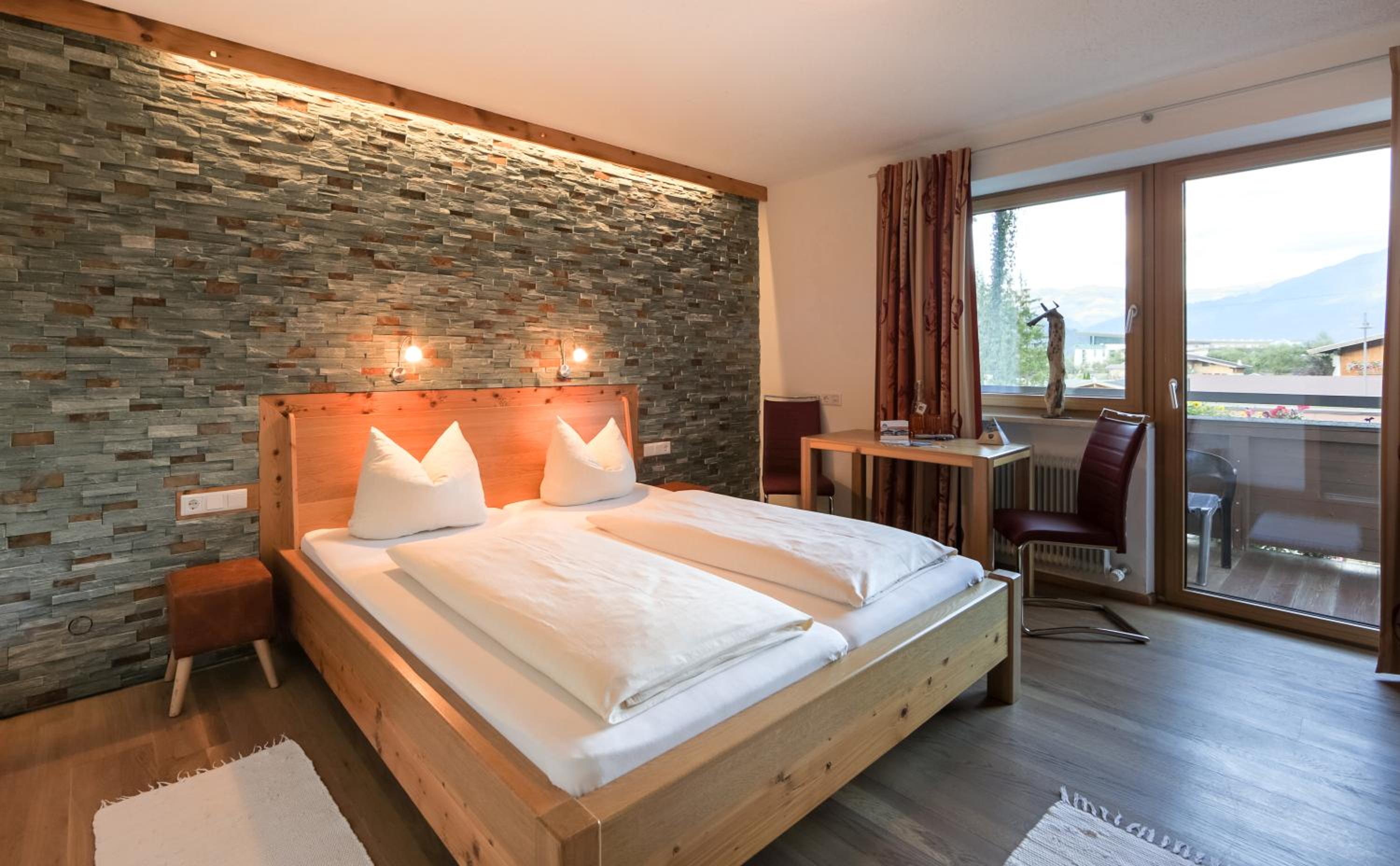 Simone's Platzerl - inklusive täglichem freien Eintritt Tauern Spa - nur 5 Gehminuten, Sommerkarte, privatem Garten mit Schwimmteich, Grill und Saunabereic