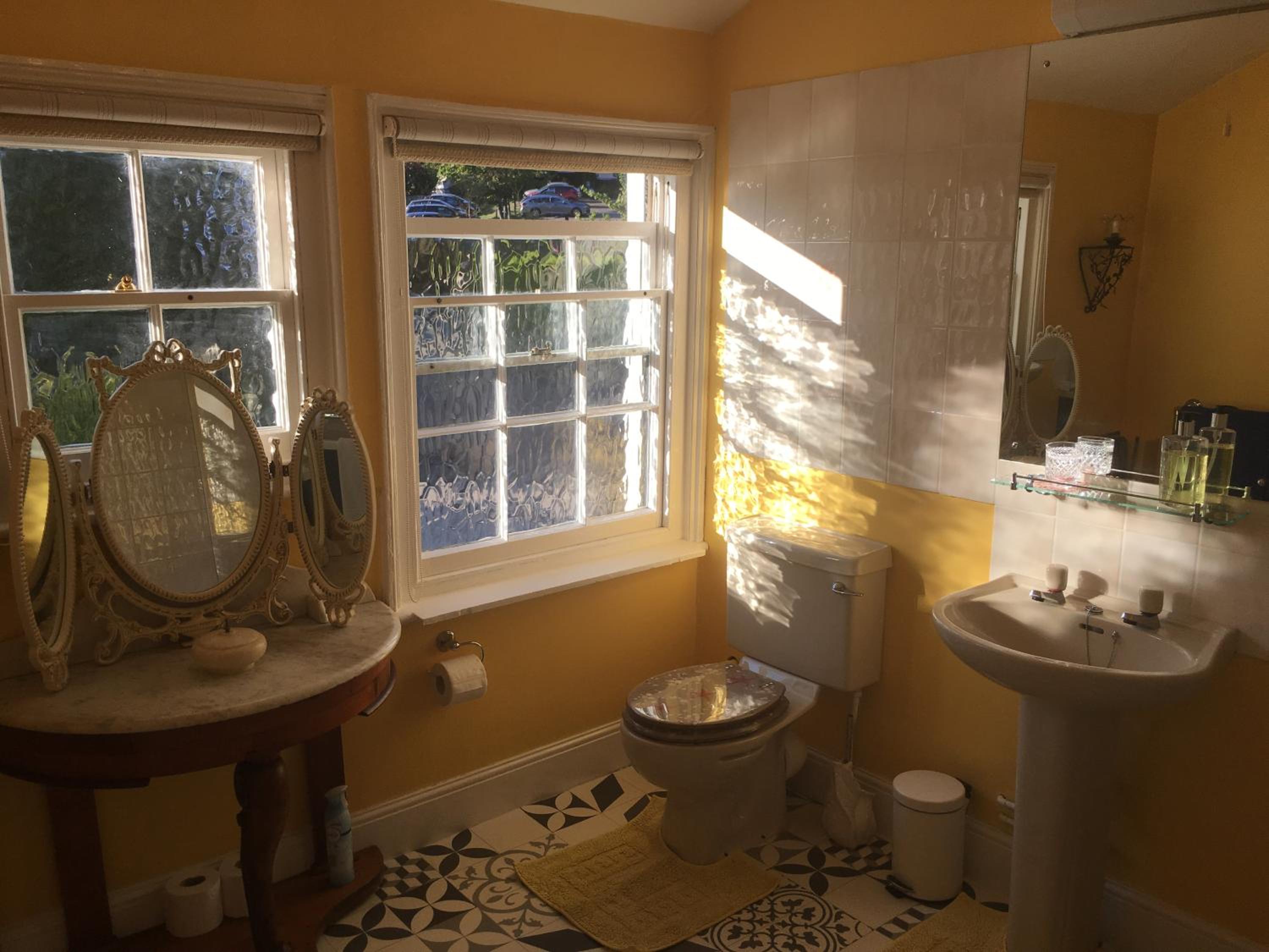 Little Gem with Private Hot Tub - Up to 25 percent off ferry view 4
