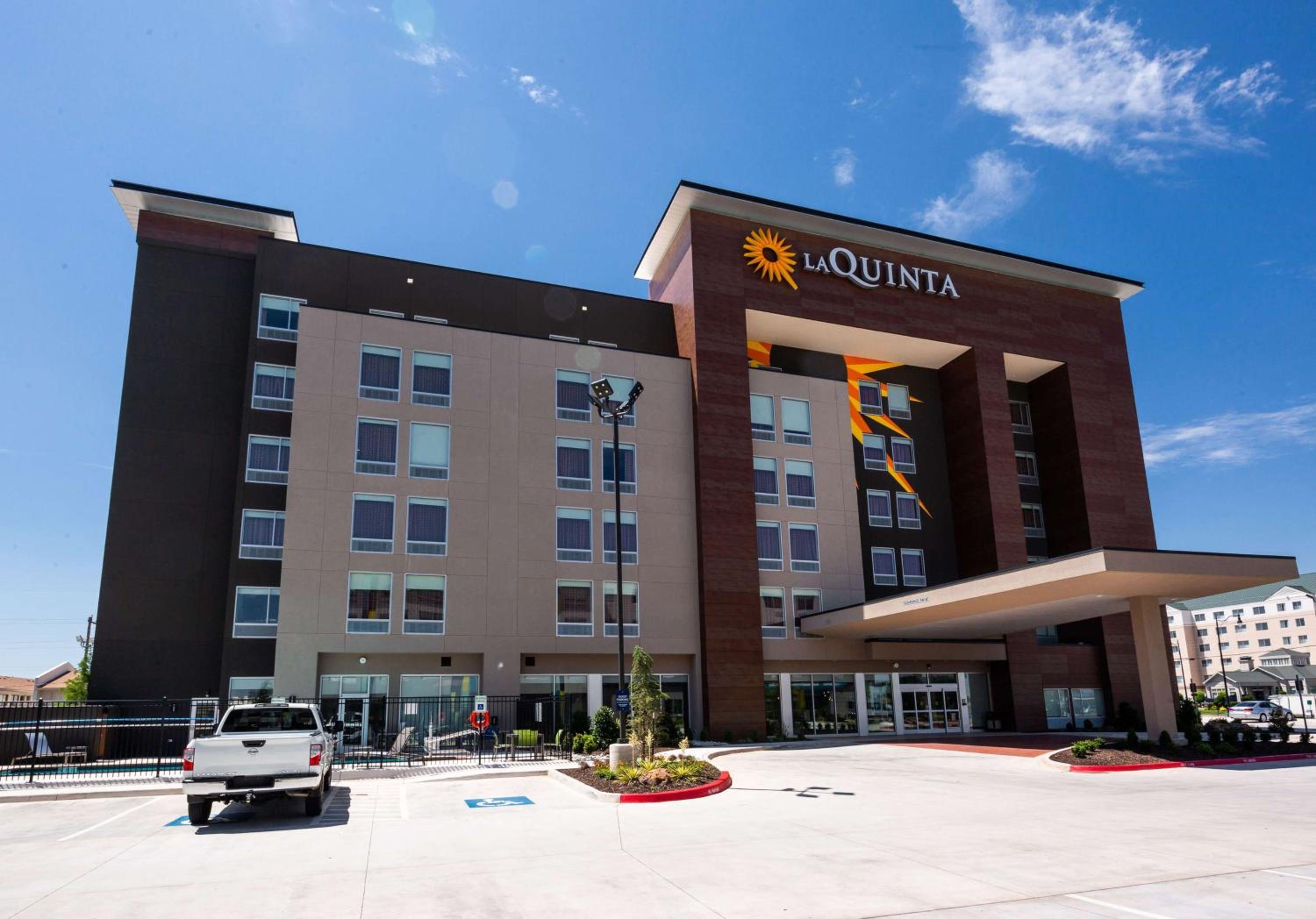 Hotel La Quinta by Wyndham Oklahoma City Airport - Image 1