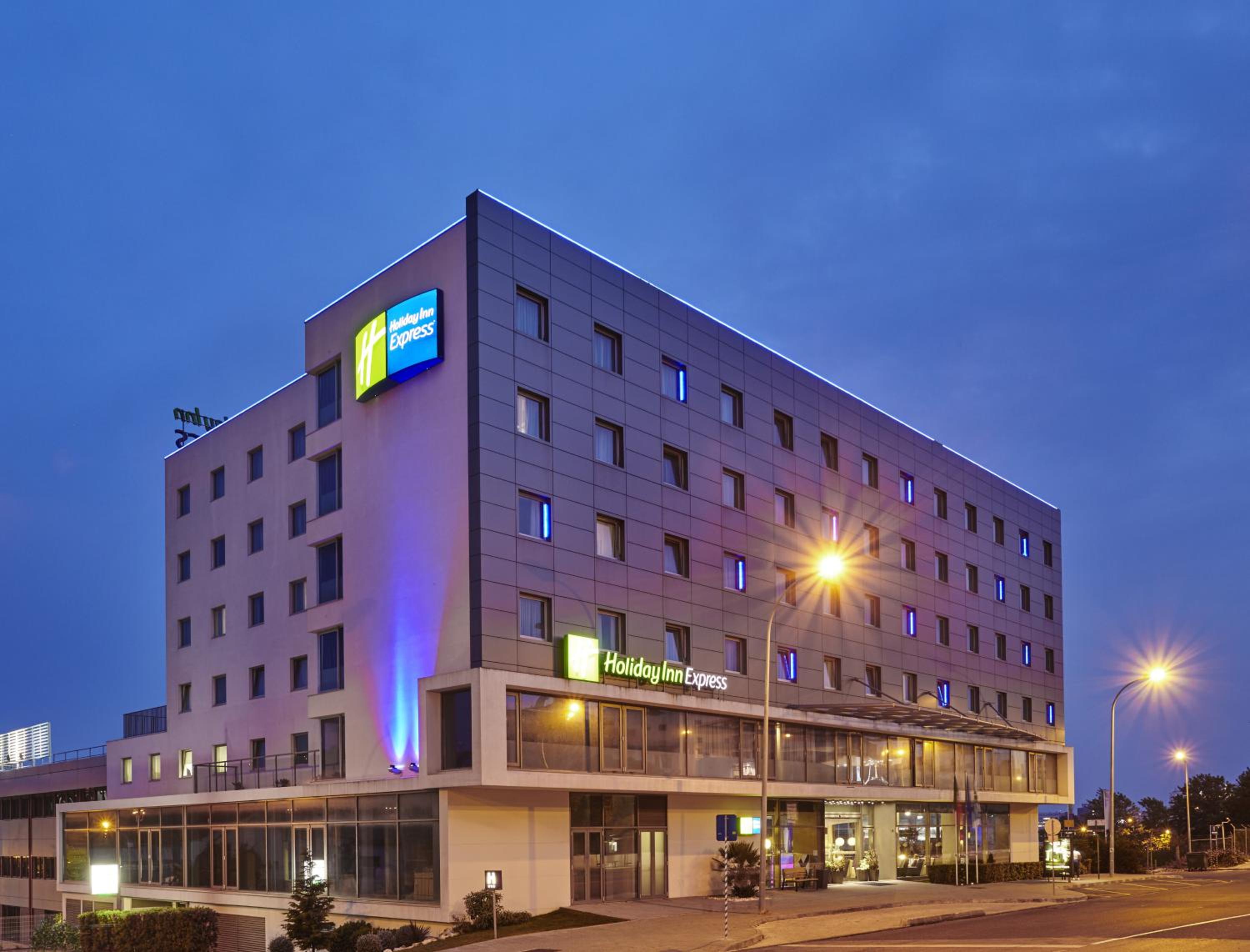 Hotel Holiday Inn Express Lisbon Alfragide, an IHG Hotel - Image 1