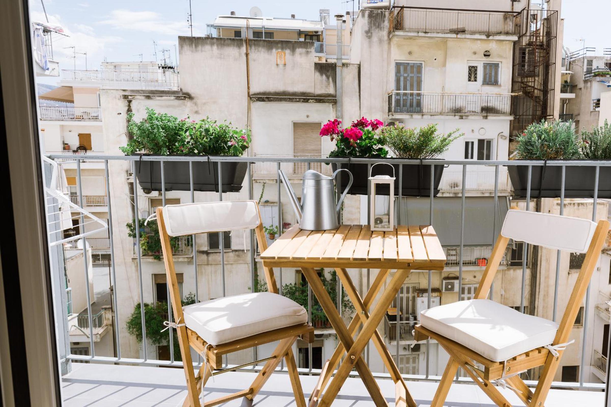 Minimal apartment on the shadow of the Acropolis