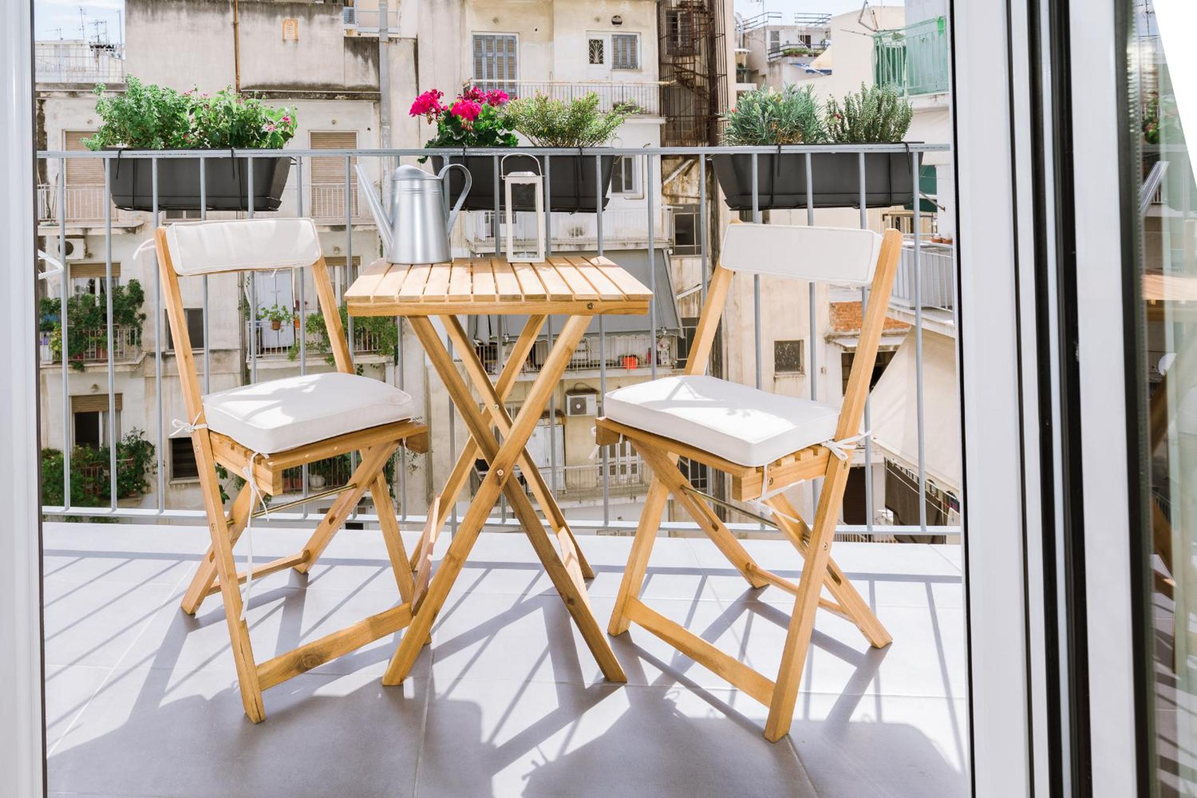 Minimal apartment on the shadow of the Acropolis