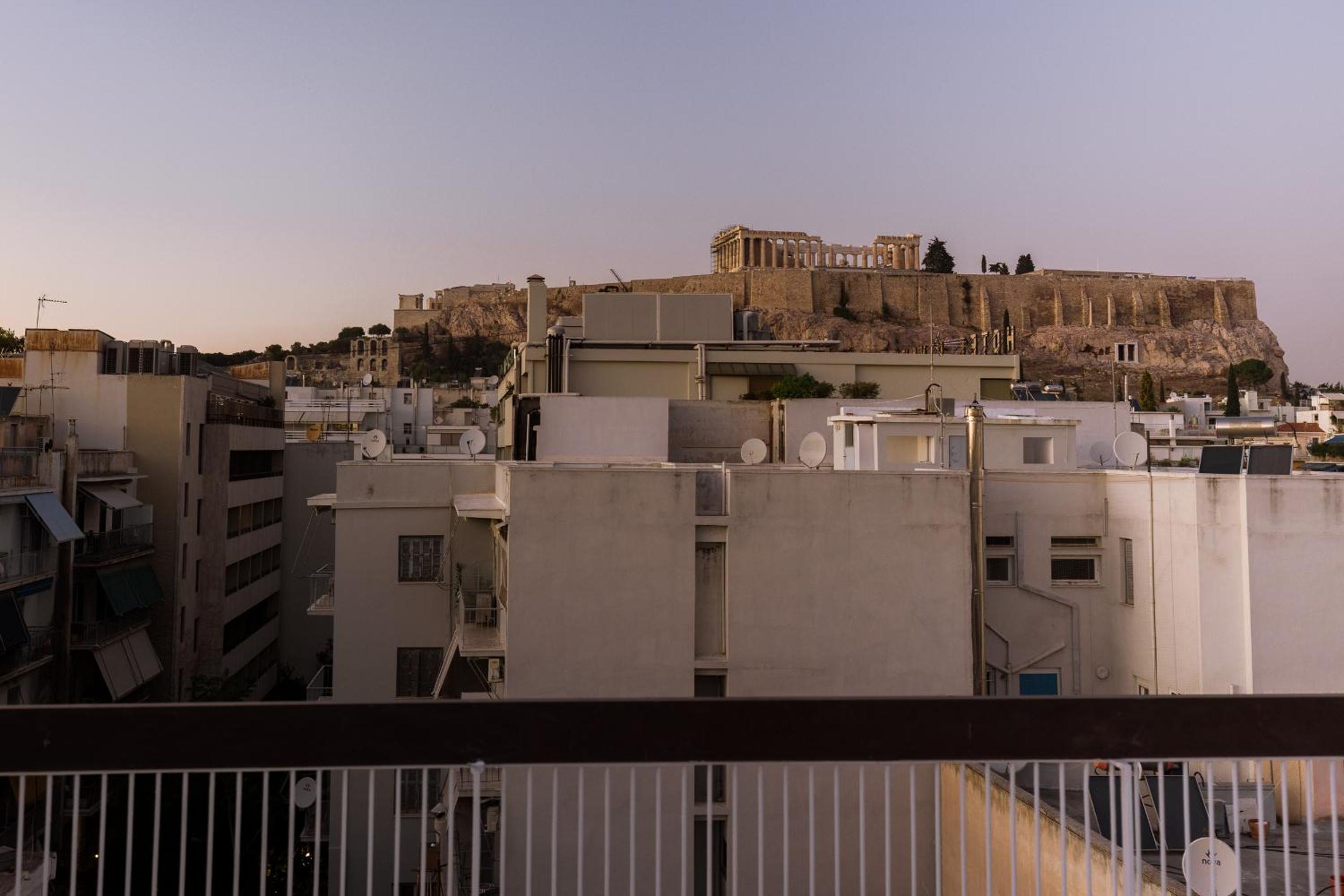 Minimal apartment on the shadow of the Acropolis