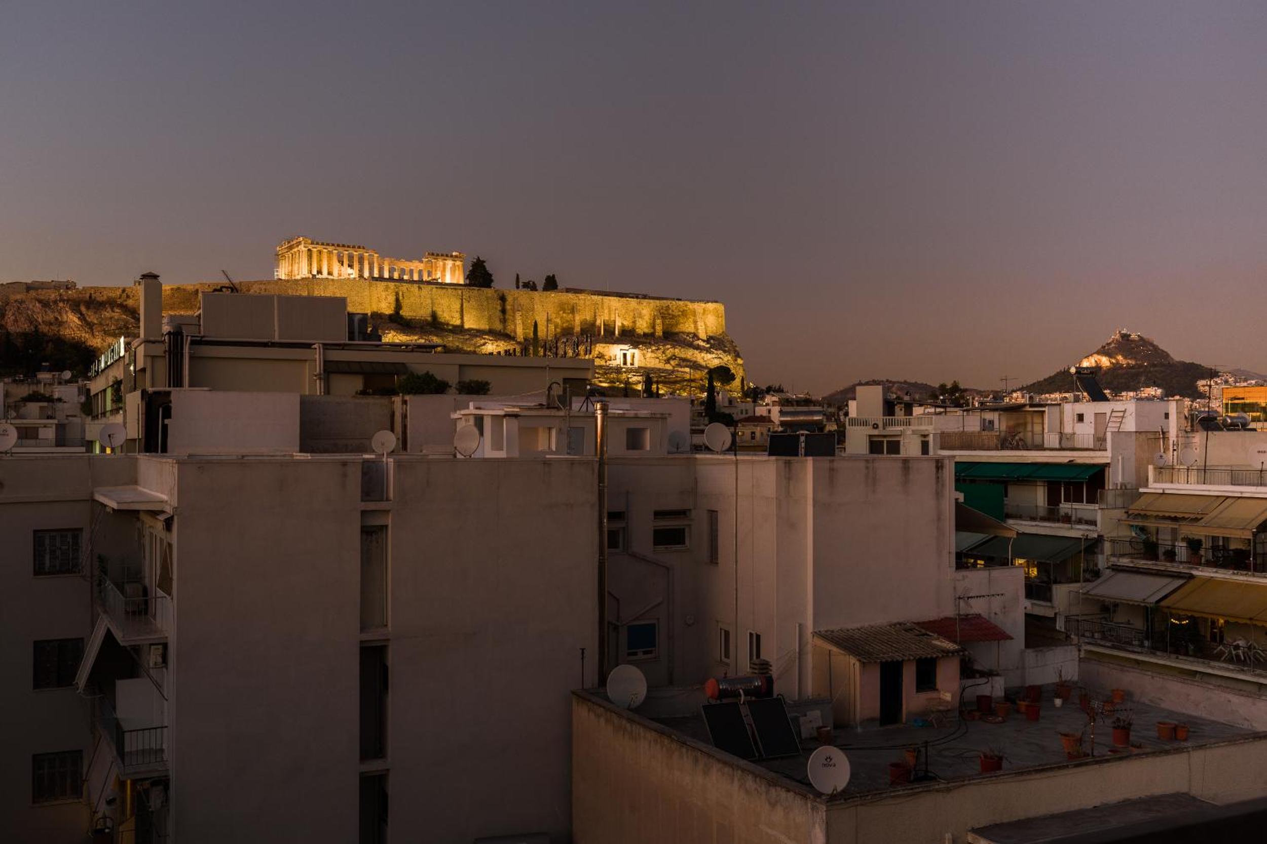 Minimal apartment on the shadow of the Acropolis