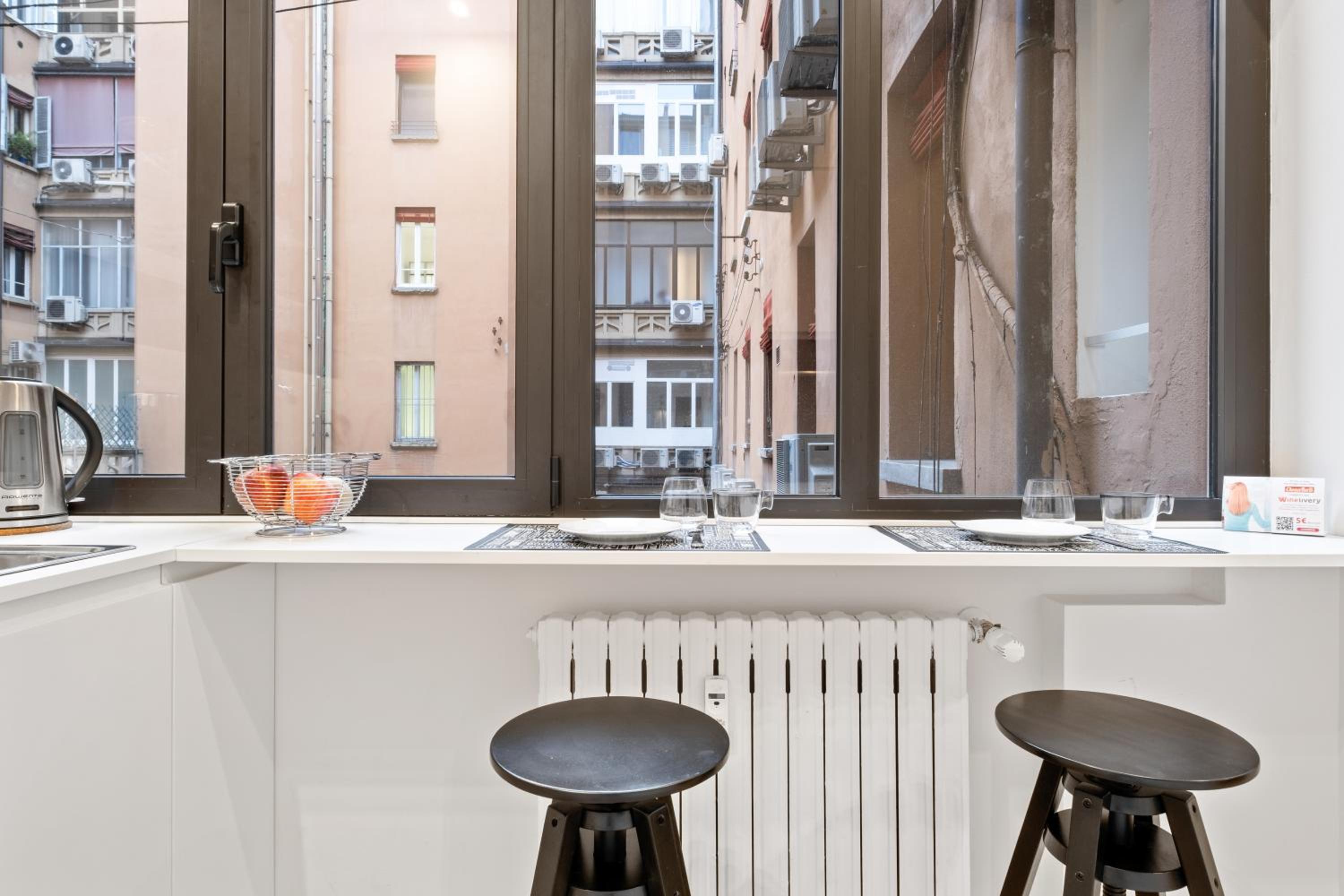 GuestHost - Piazza Maggiore White Apartment photo 3