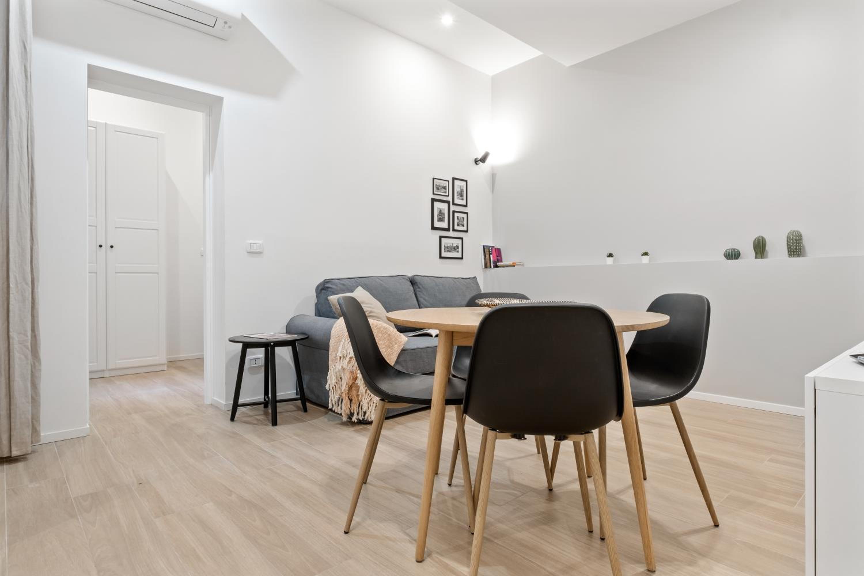 GuestHost - Piazza Maggiore White Apartment photo 4