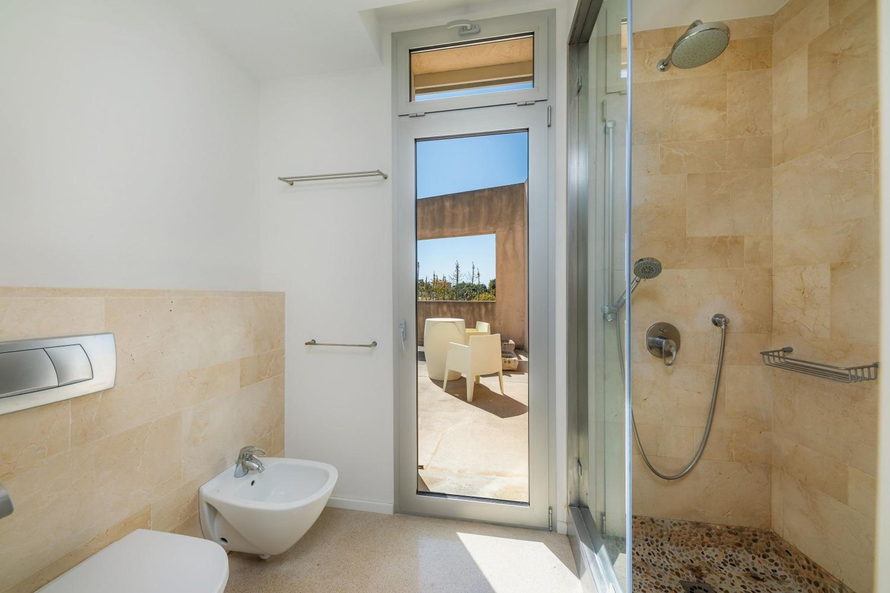 Port Nou en Cala Bona — bathroom