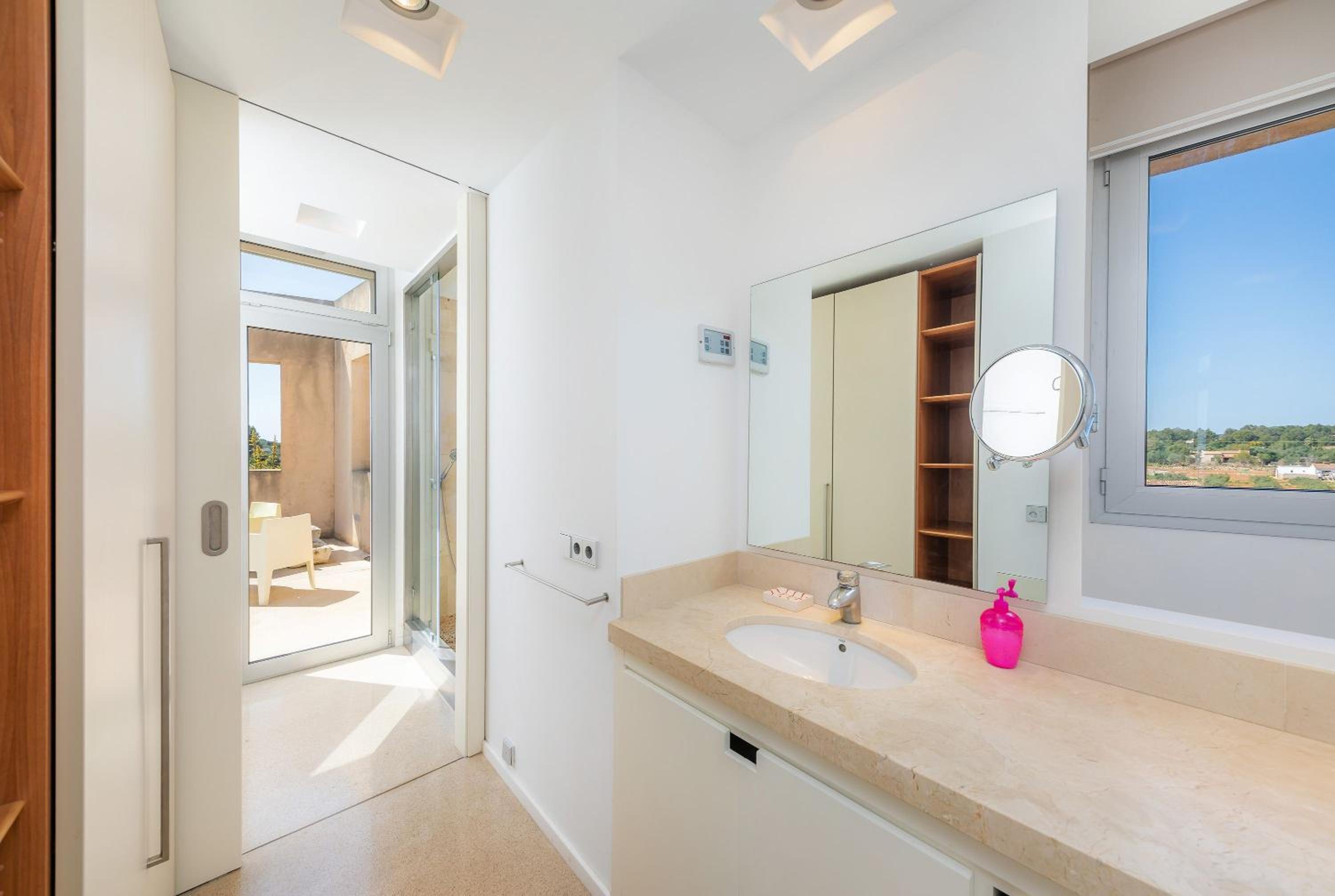 Port Nou en Cala Bona — bathroom
