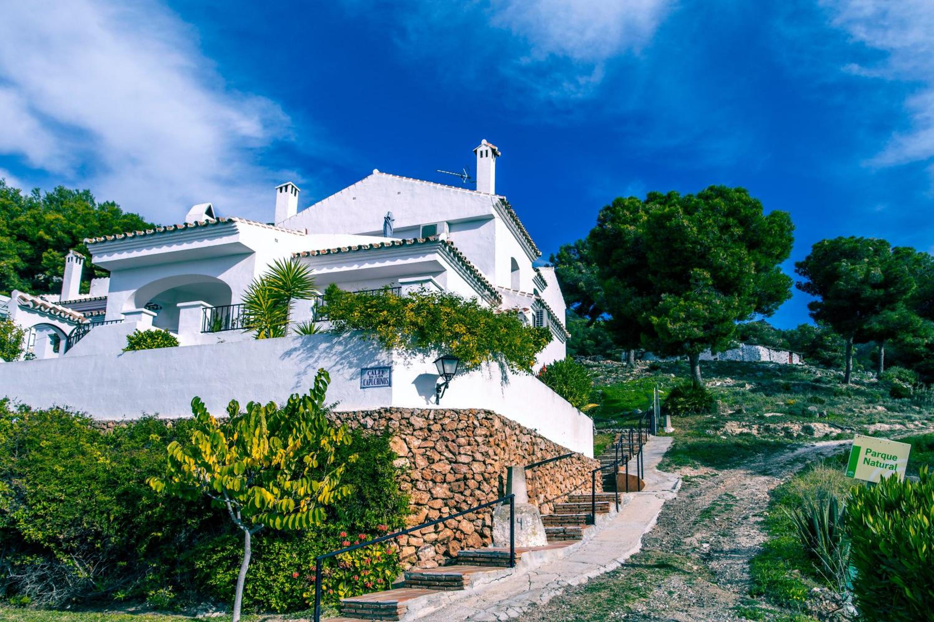 Casa con bellas vistas sobre la bahía de Nerja view 3