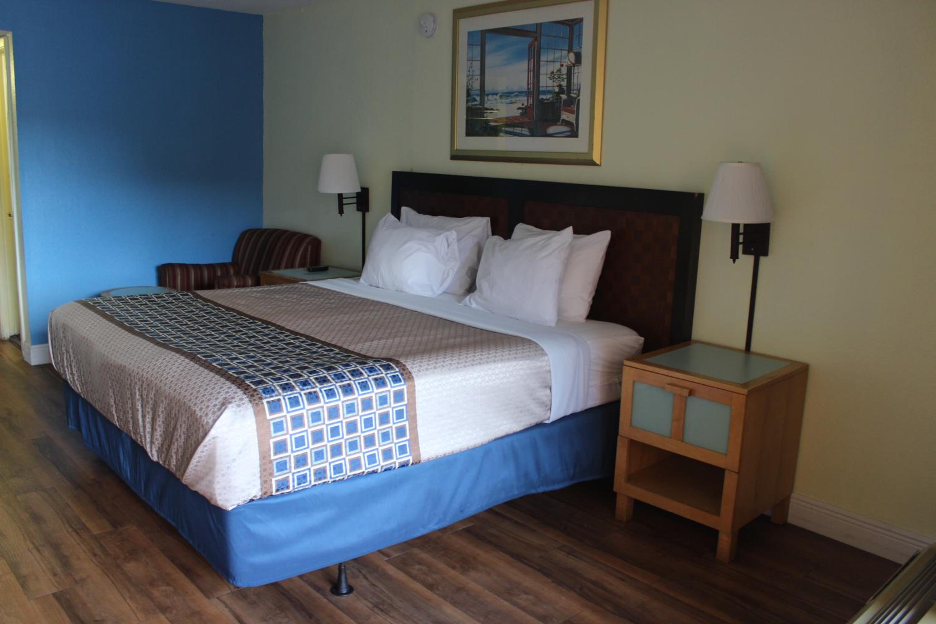 Tampa Inn Near Busch Gardens - Image 5