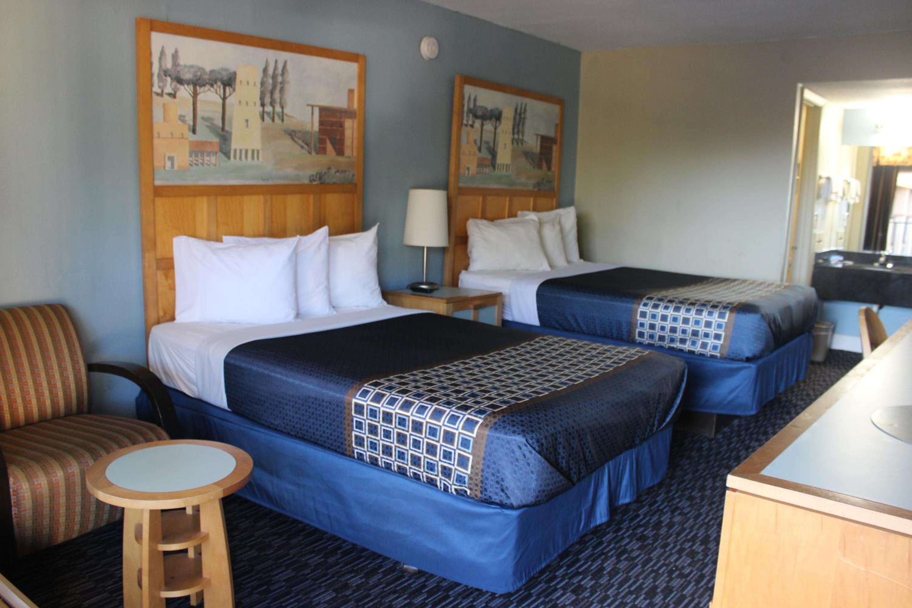 Tampa Inn Near Busch Gardens - Image 4