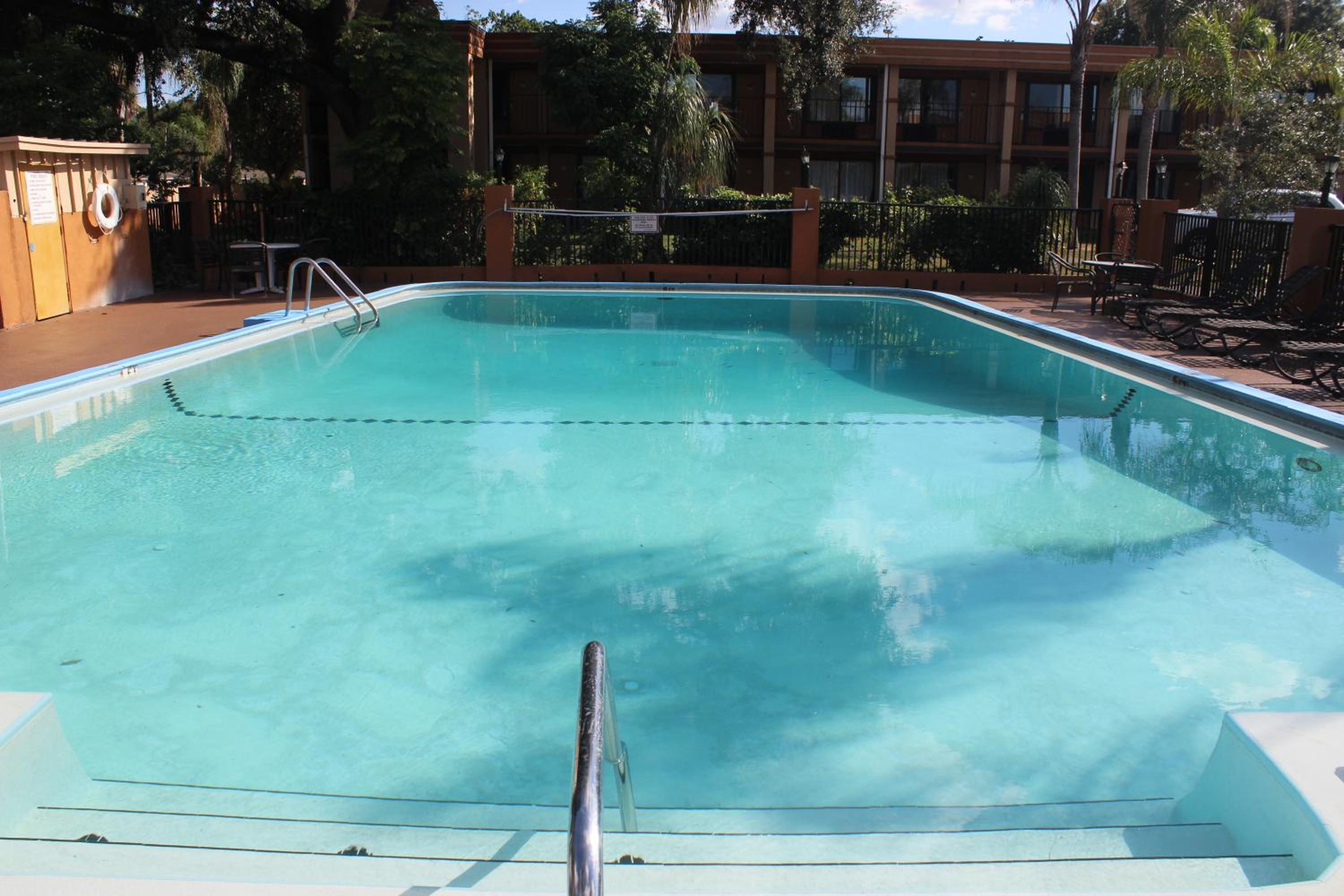 Tampa Inn Near Busch Gardens - Image 3