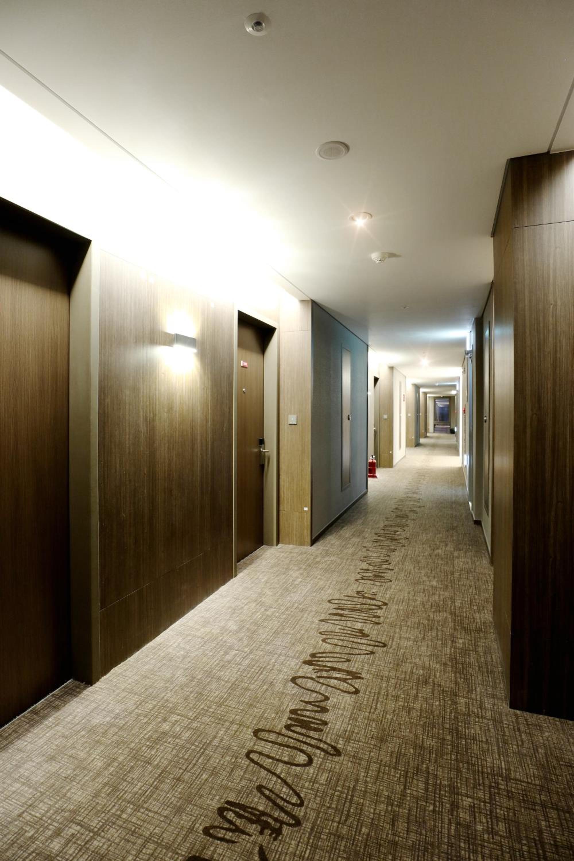 Ramada Encore by Wyndham Busan Station 8