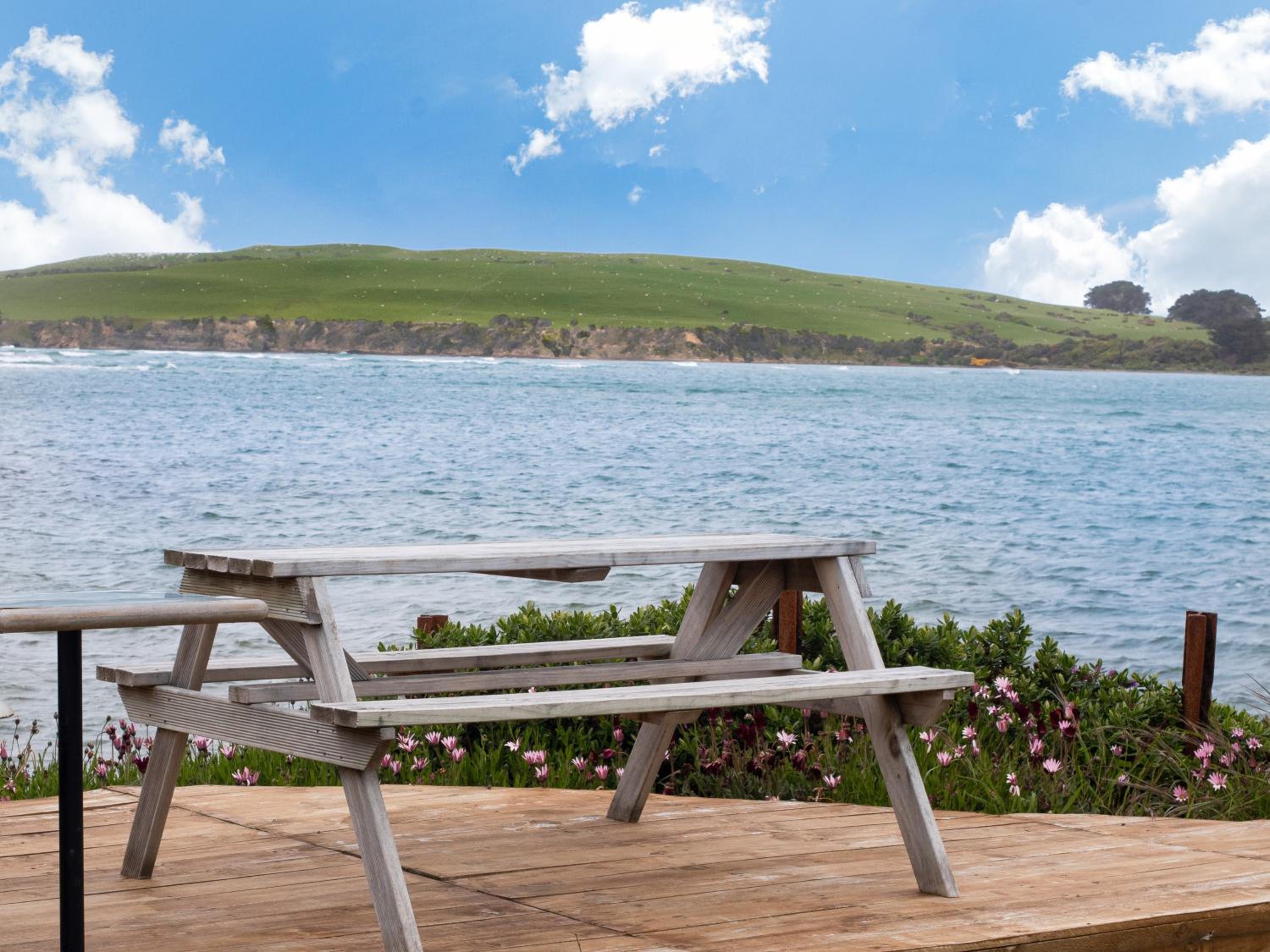 Surat Bay Lodge, Motel and Backpackers