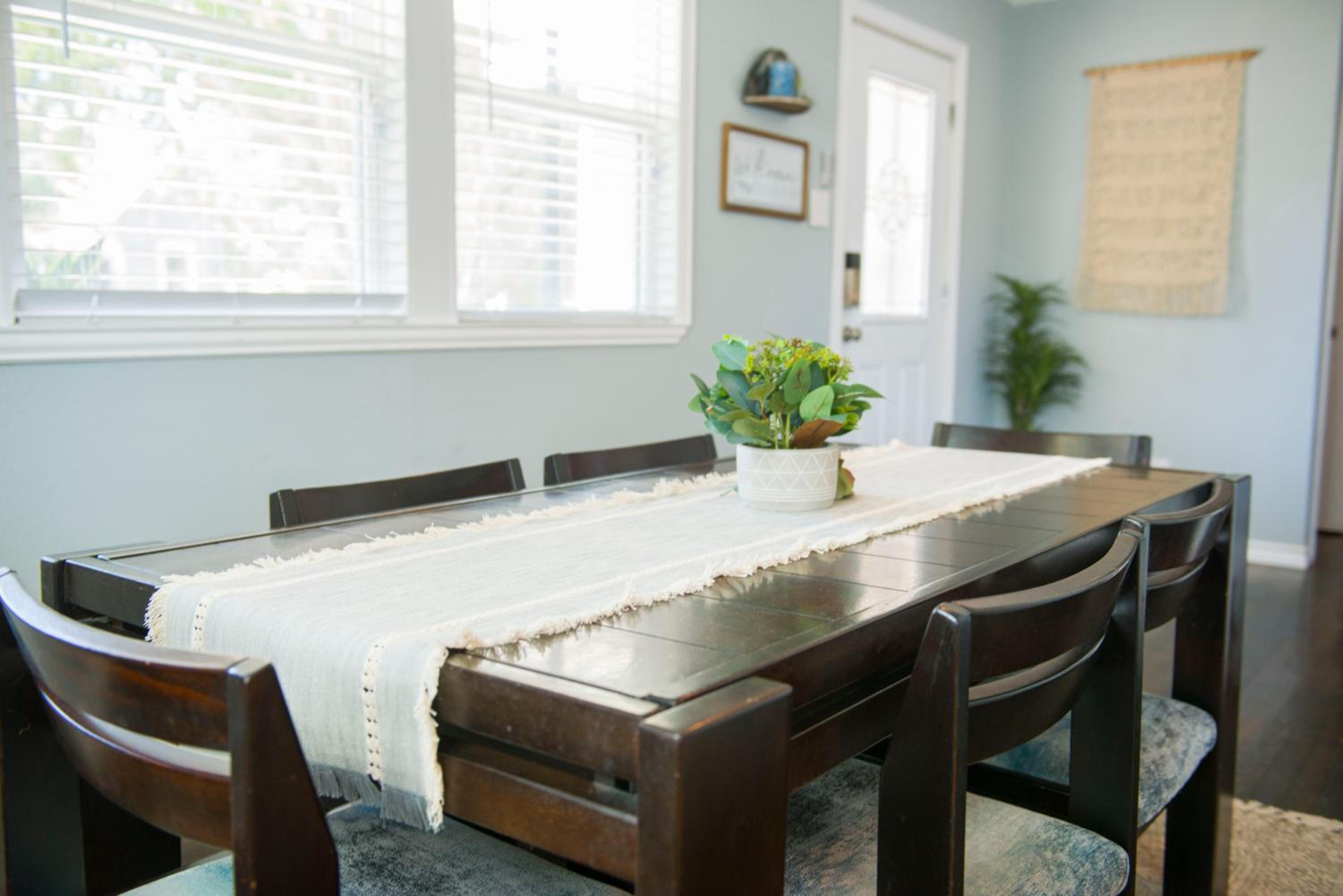 Hotel Walk to the Silos! 3 Bed 1960's Bungalow near Baylor - Image 1