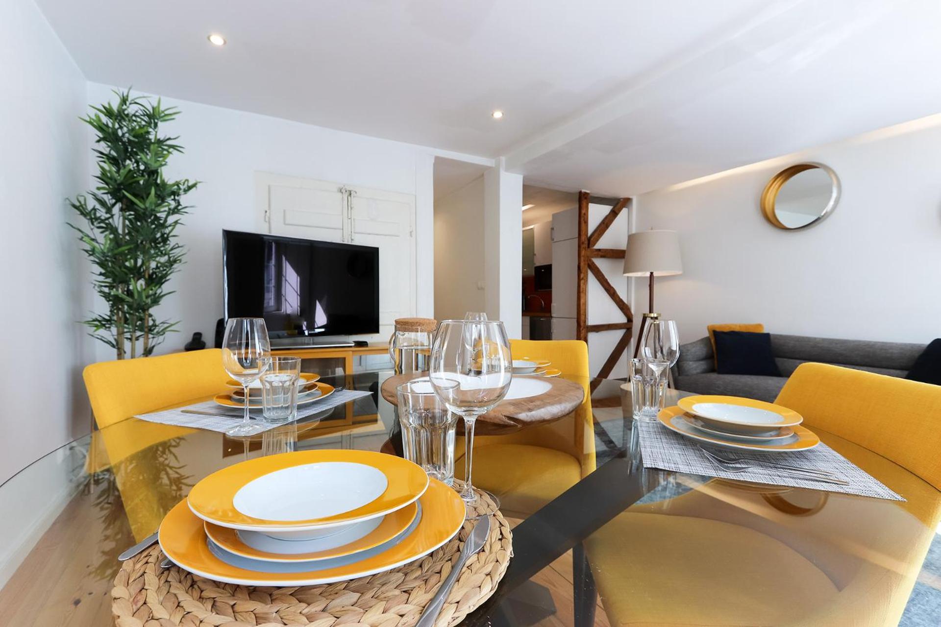 Charming and Stylish Downtown Apt in XIX century building view 4