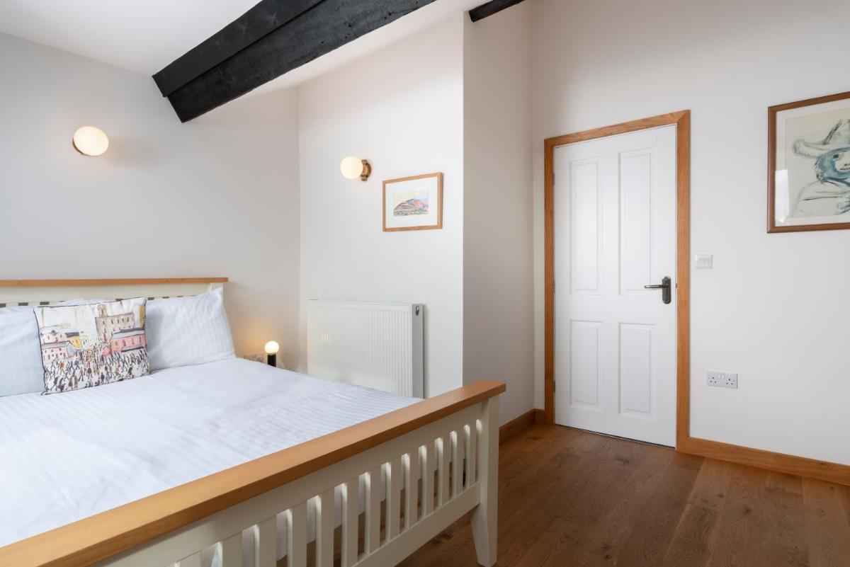 Look Far - 4BR - 2BA - Fabulous Views - Ambleside view 3