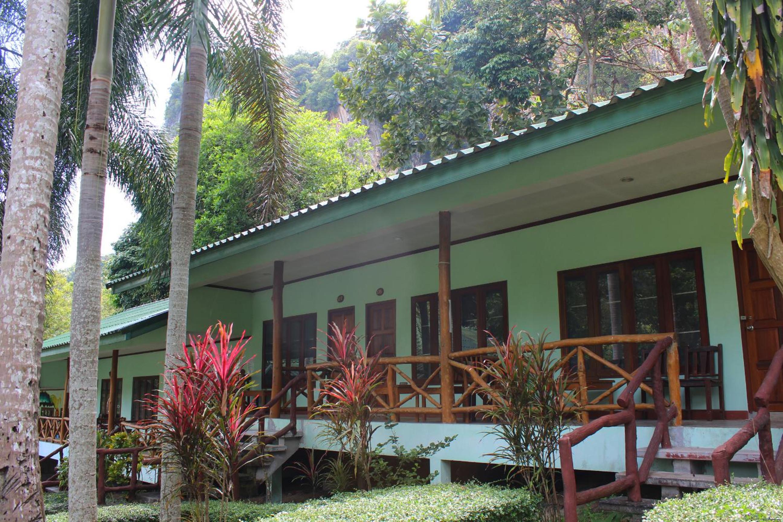 Chill Out Bar and Bungalows