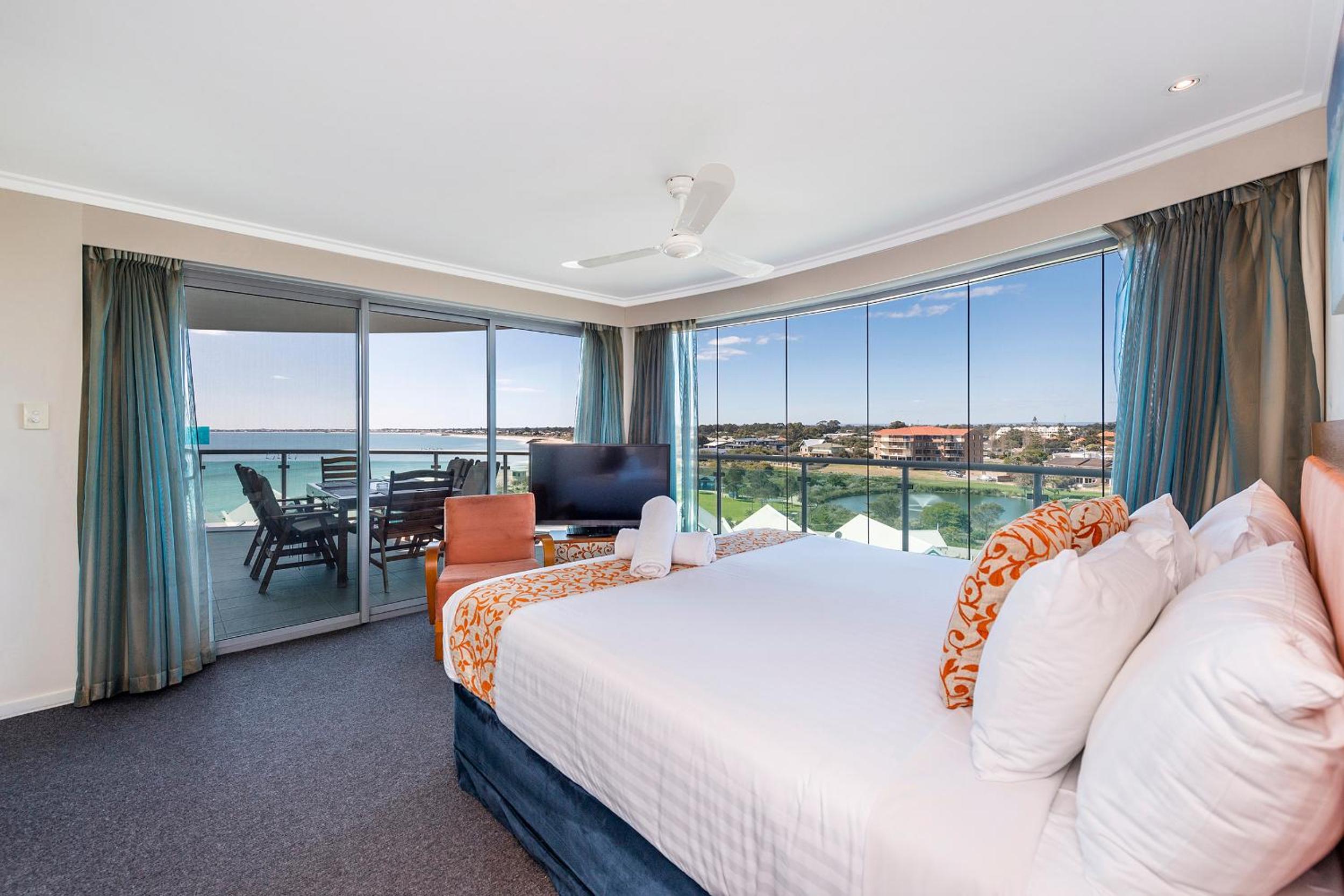 A 406 FANTASTIC OCEAN BEACH and MARINA VIEW APT - MANDURAH