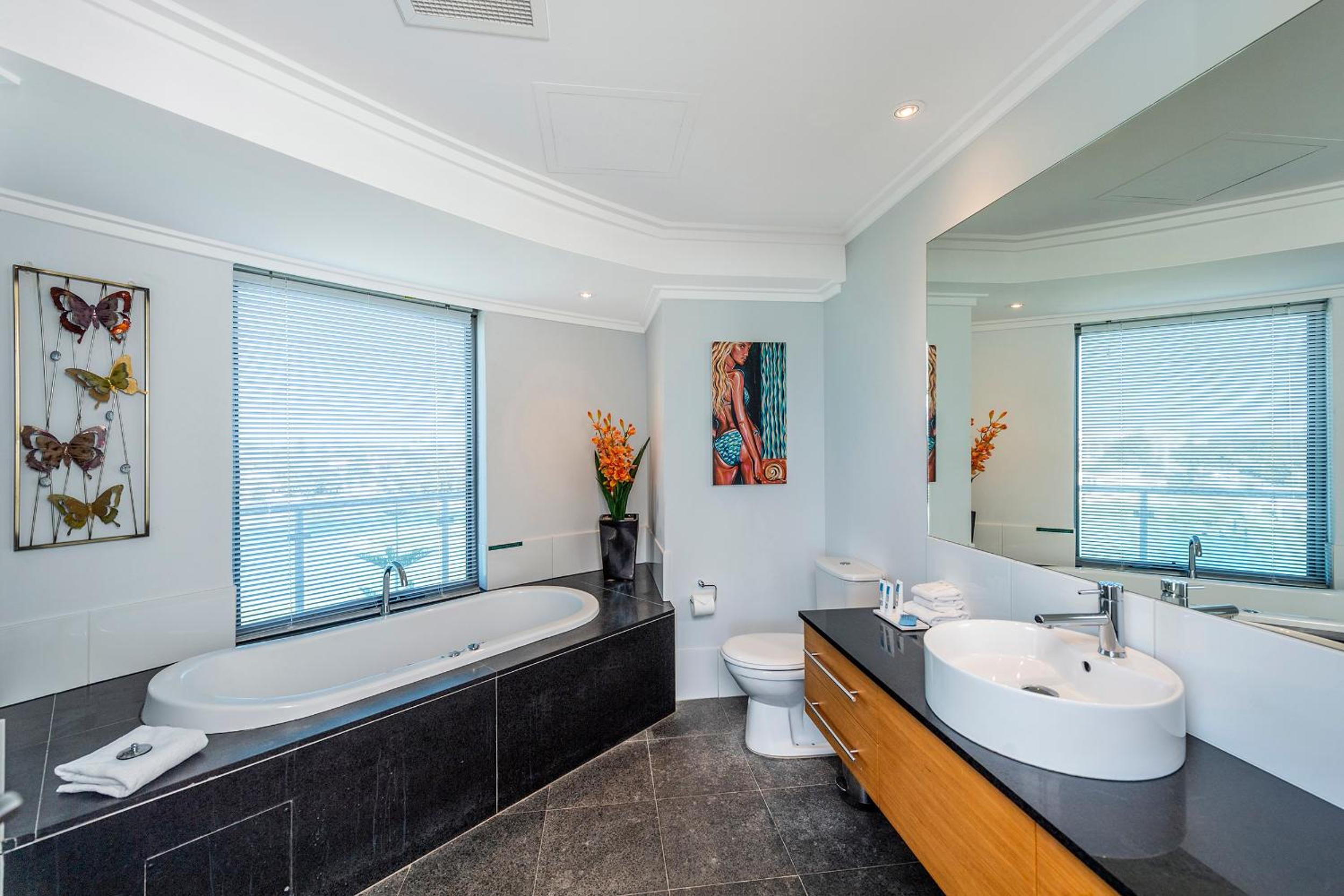 A 406 FANTASTIC OCEAN BEACH and MARINA VIEW APT - MANDURAH