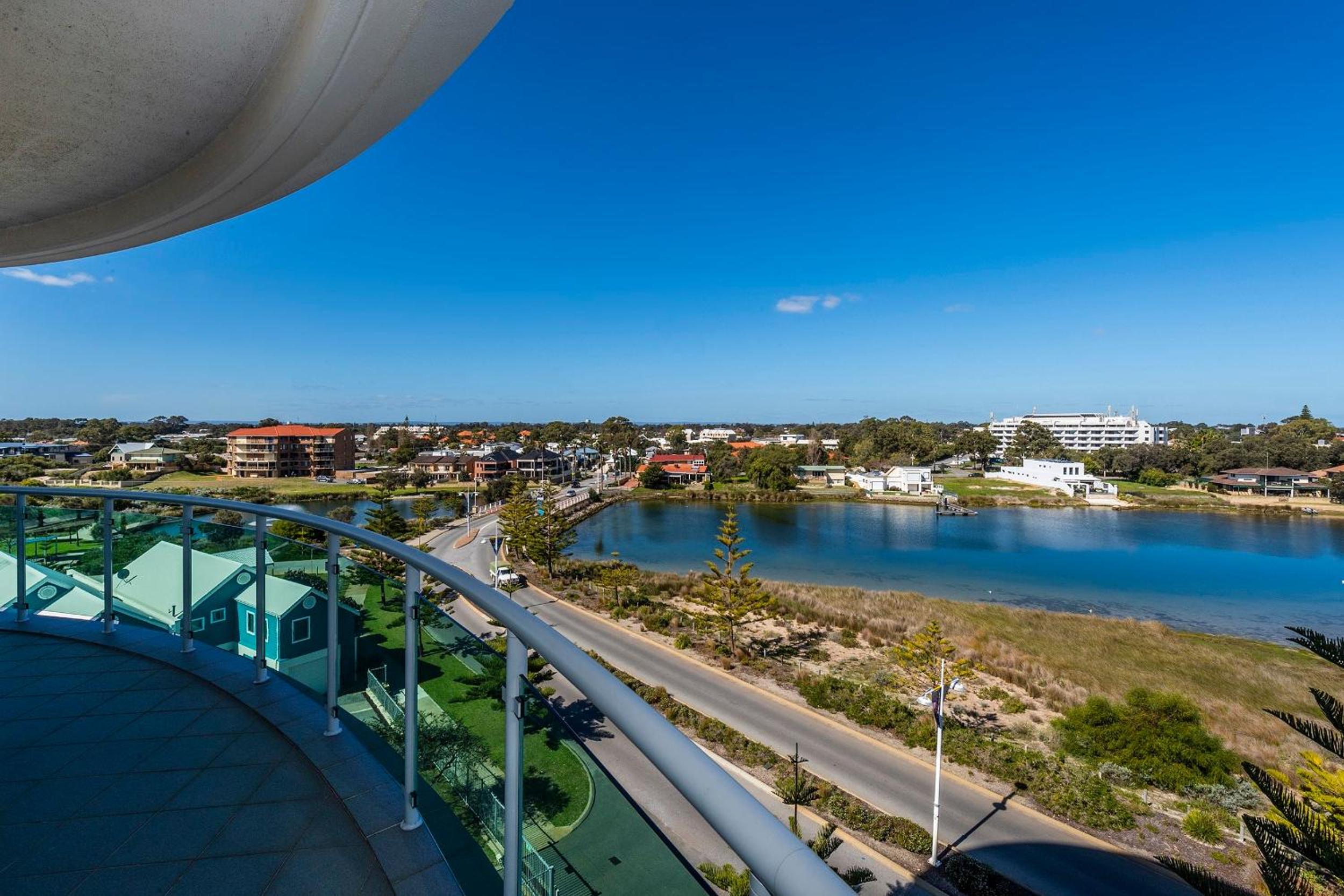 A 406 FANTASTIC OCEAN BEACH and MARINA VIEW APT - MANDURAH