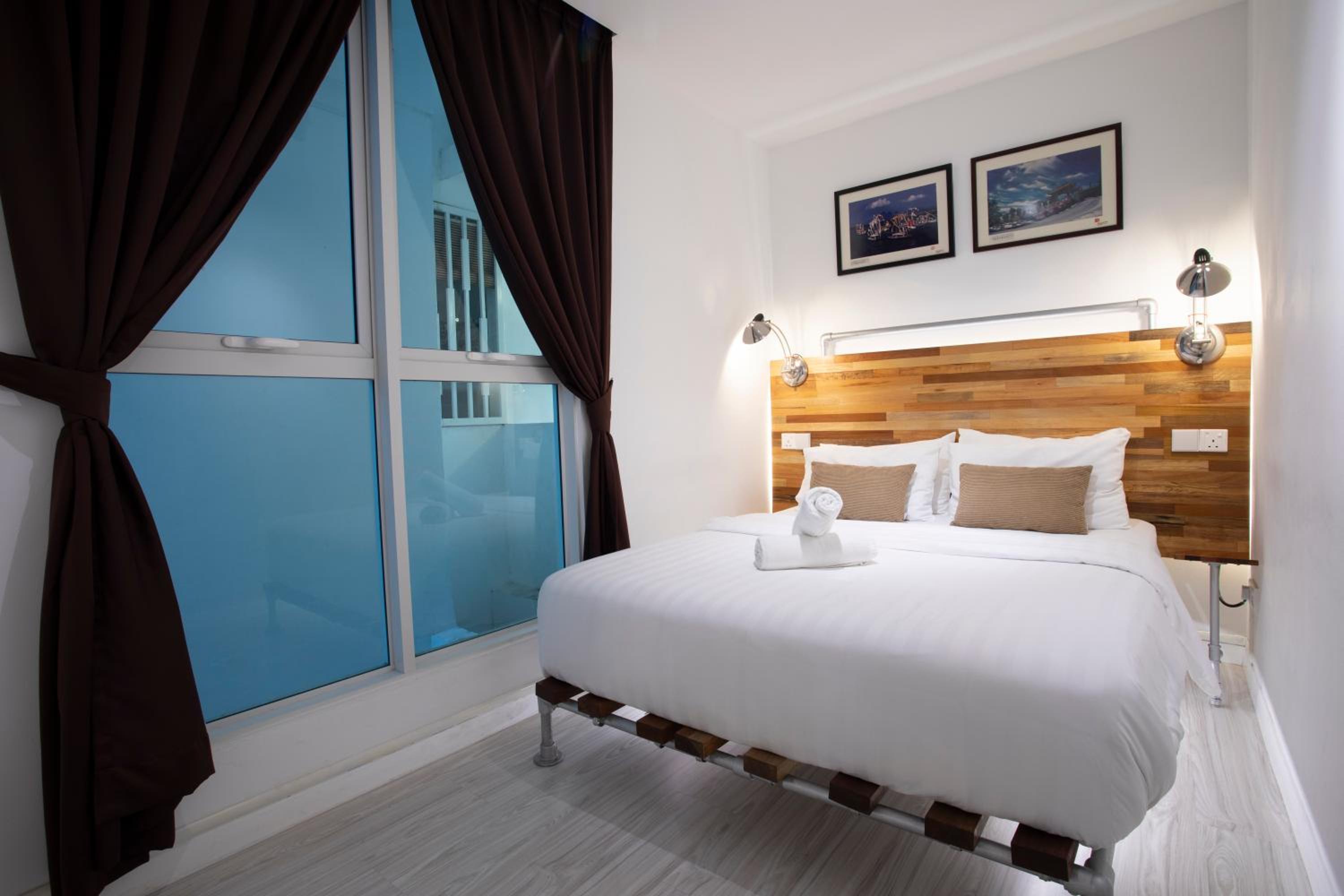 Rustic DIY Sutera Avenue Residence